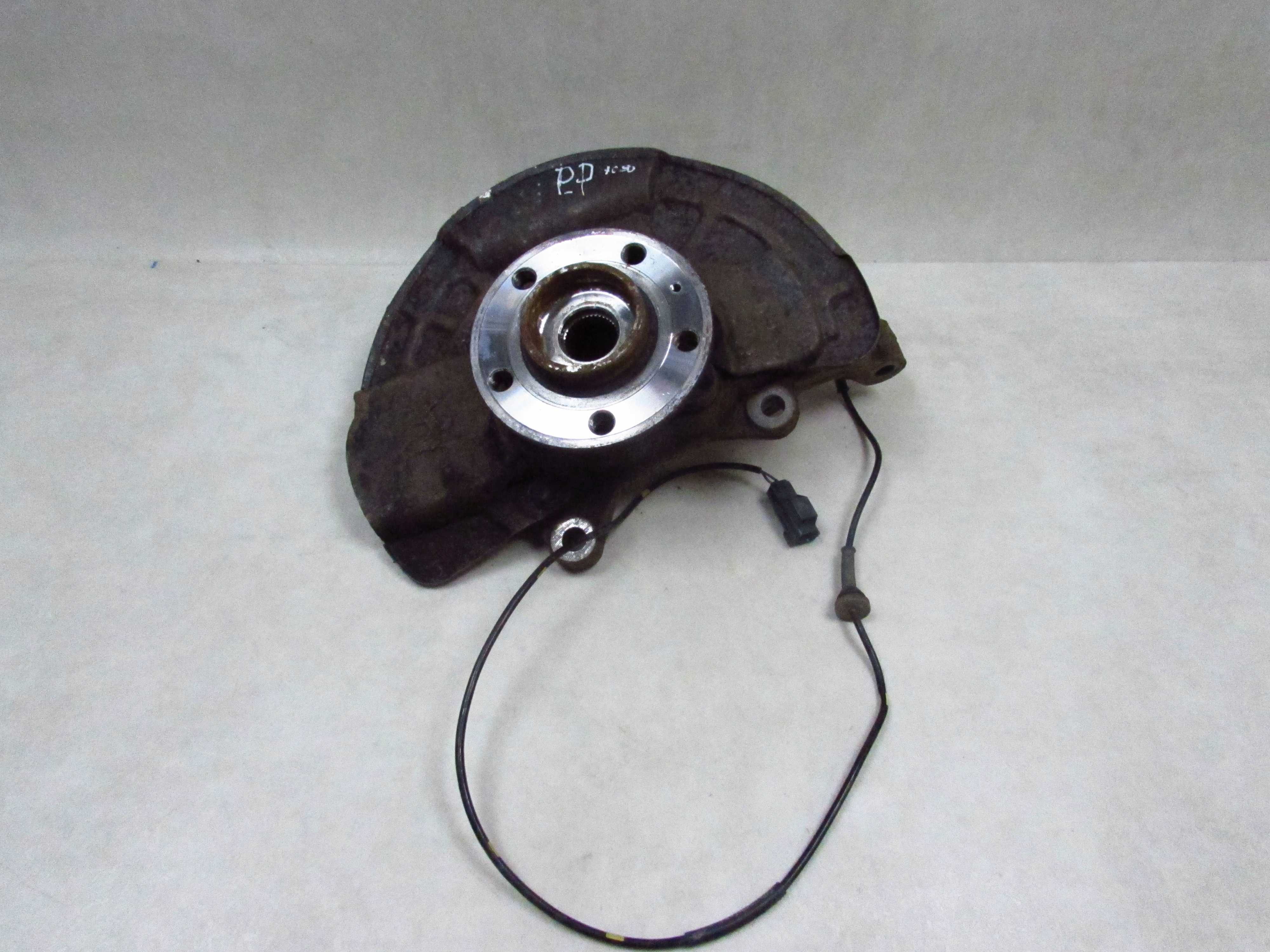 VOLVO XC90 LIFT 02-14 2.4 D5 PIASTA ZWROTNICA PRZOD PRAWA 31277205