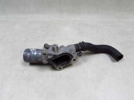 ISUZU NPR NQR NKR NPS N35 N75 5.2 4HK1 07-18 OBUDOWA TERMOSTATU KROCIEC WAZ PRZEWOD