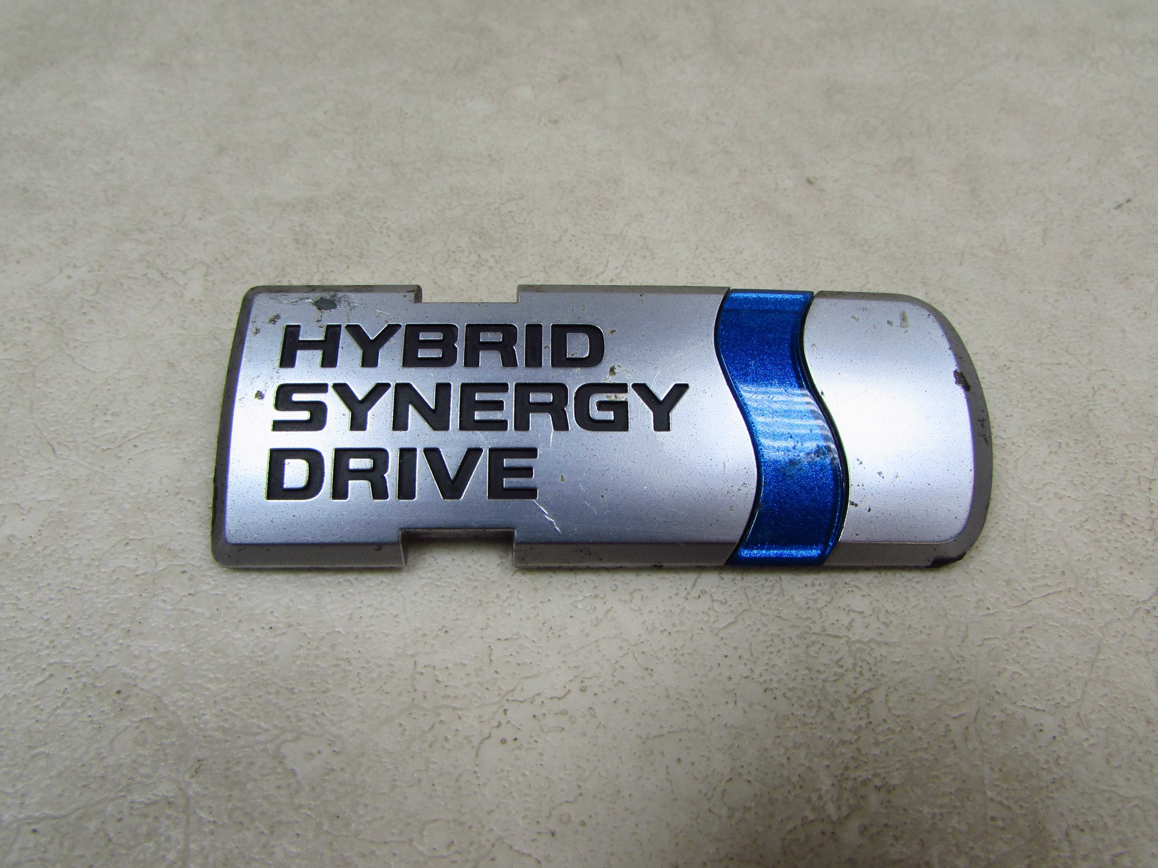TOYOTA PRIUS III ZNACZEK EMBLEMAT NAPIS KLAPY 75441-47030 HYBRID SYNERGY DRIVE