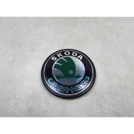 SKODA ZNACZEK EMBLEMAT LOGO POKRYWY OSLONY SILNIKA 036103940N