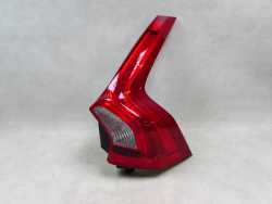 VOLVO V60 LIFT 13-18 LAMPA TYL PRAWA 31395929 EUROPA