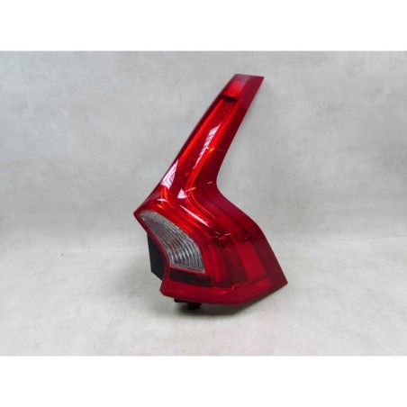 VOLVO V60 LIFT 13-18 LAMPA TYL PRAWA 31395928 EUROPA