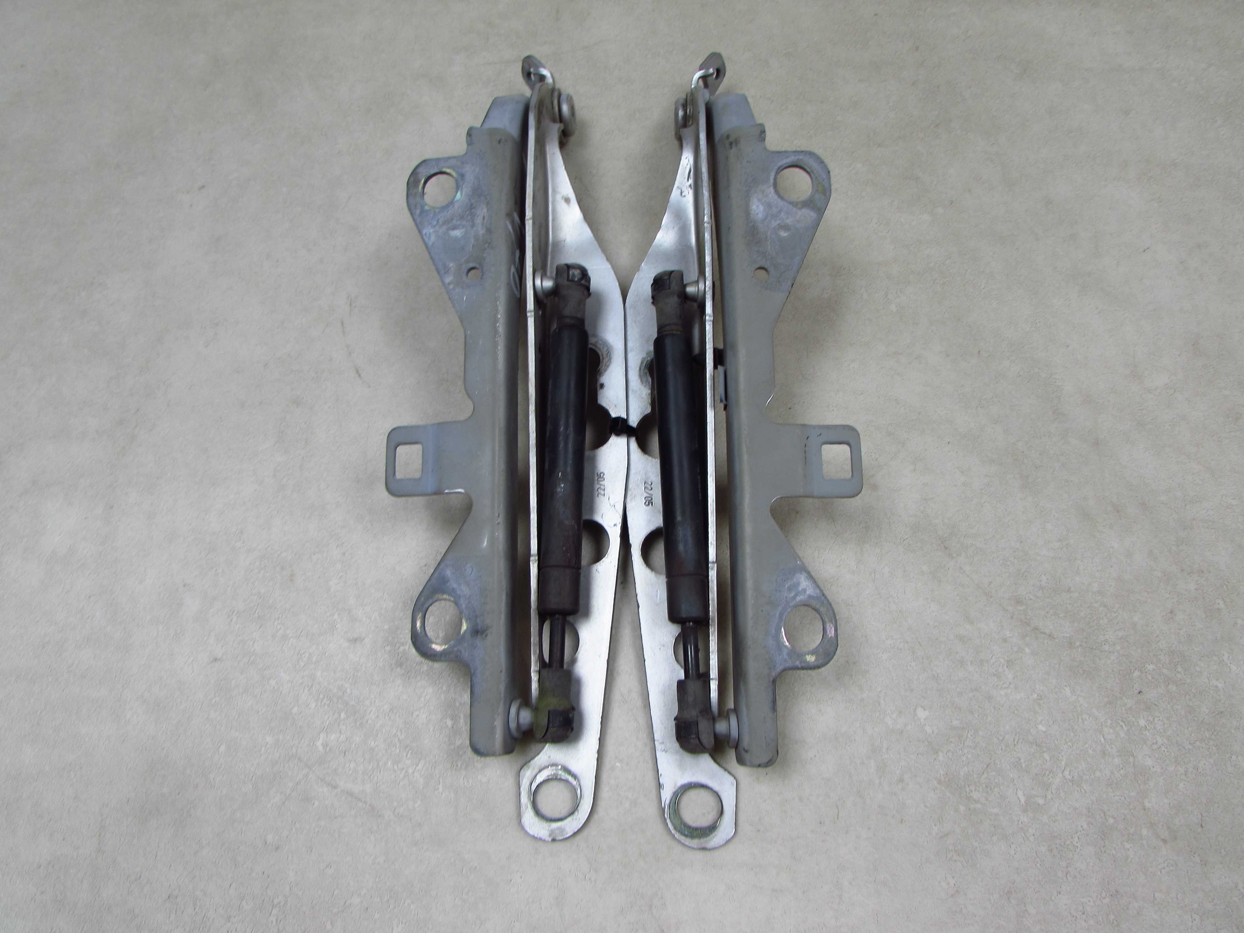 VOLVO S60 V70 XC70 99-07 ZAWIAS SILOWNIK MASKI PRAWY LEWY 426-26