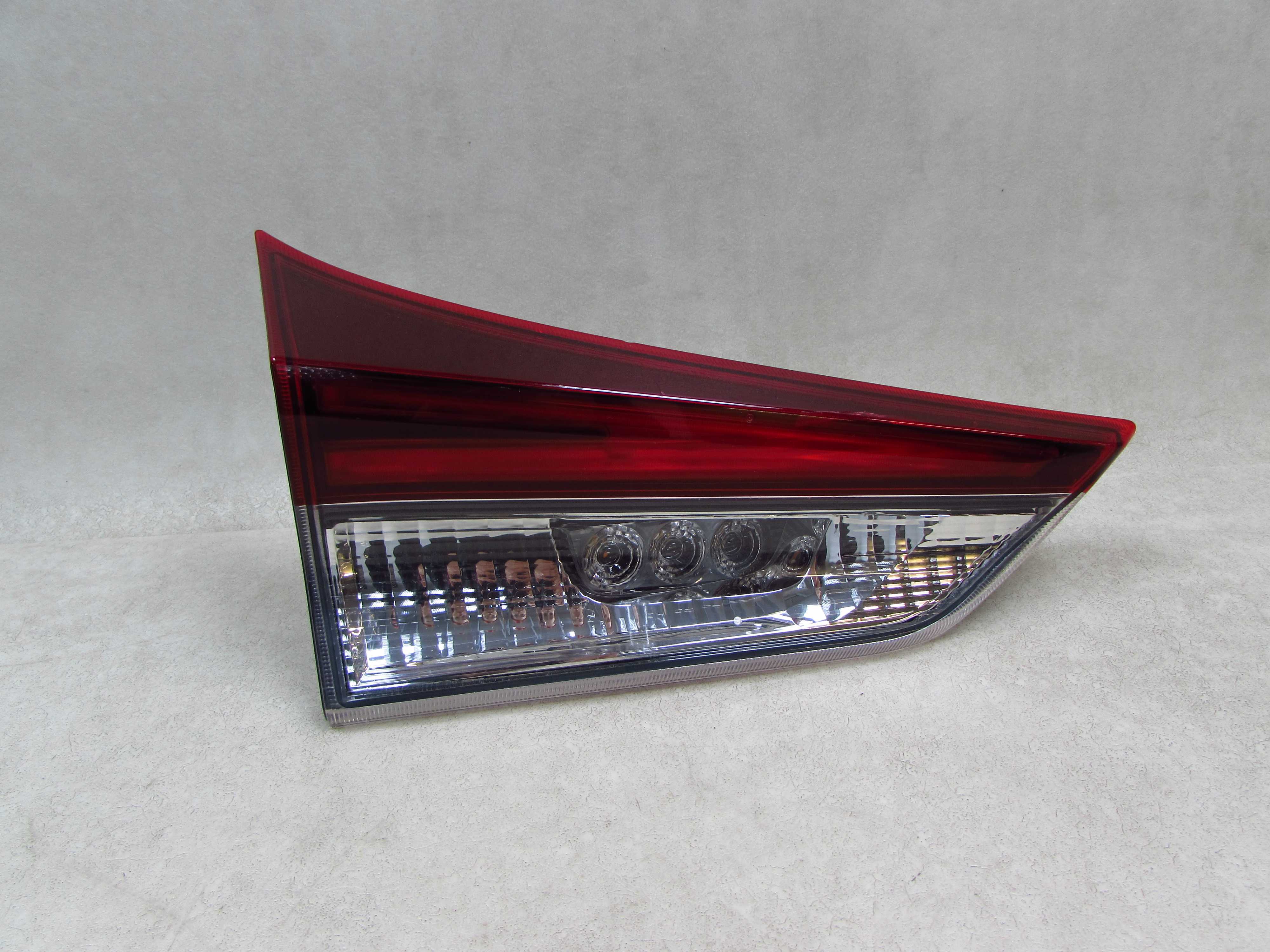 TOYOTA AURIS II LIFT KOMBI 15-18 LAMPA LEWY TYL KLAPY