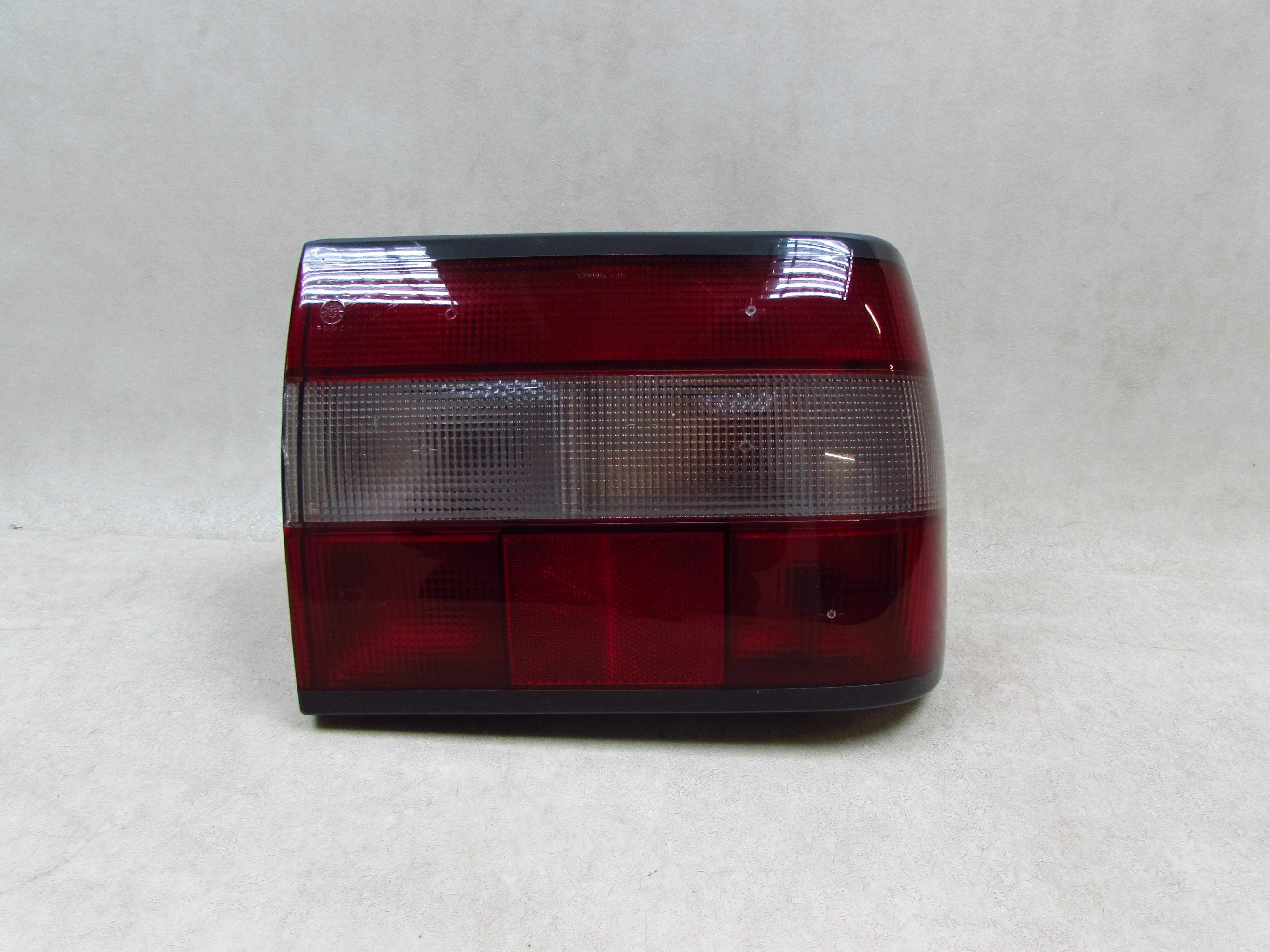VOLVO 850 LIFT 91-96 LAMPA TYL PRAWA