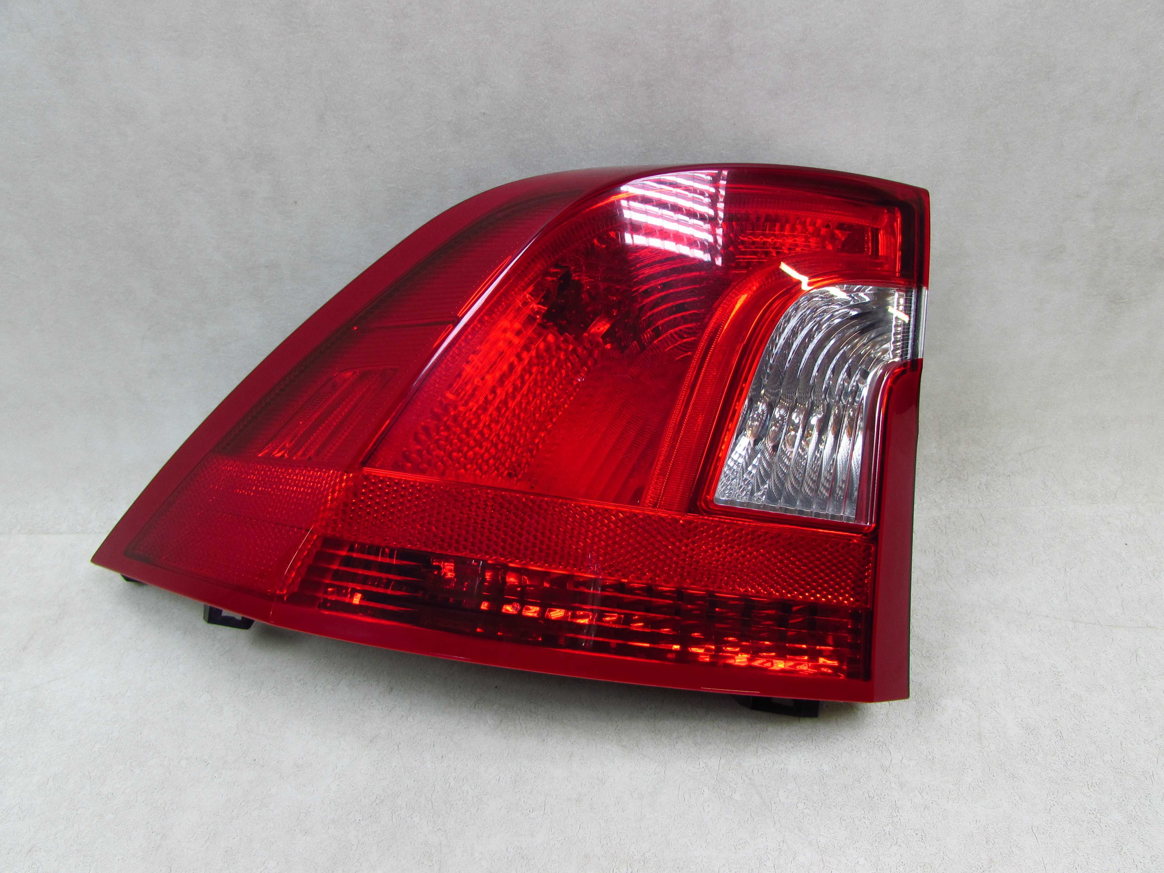 VOLVO S60 II 10-13 LAMPA TYL LEWA BLOTNIKA 30796267