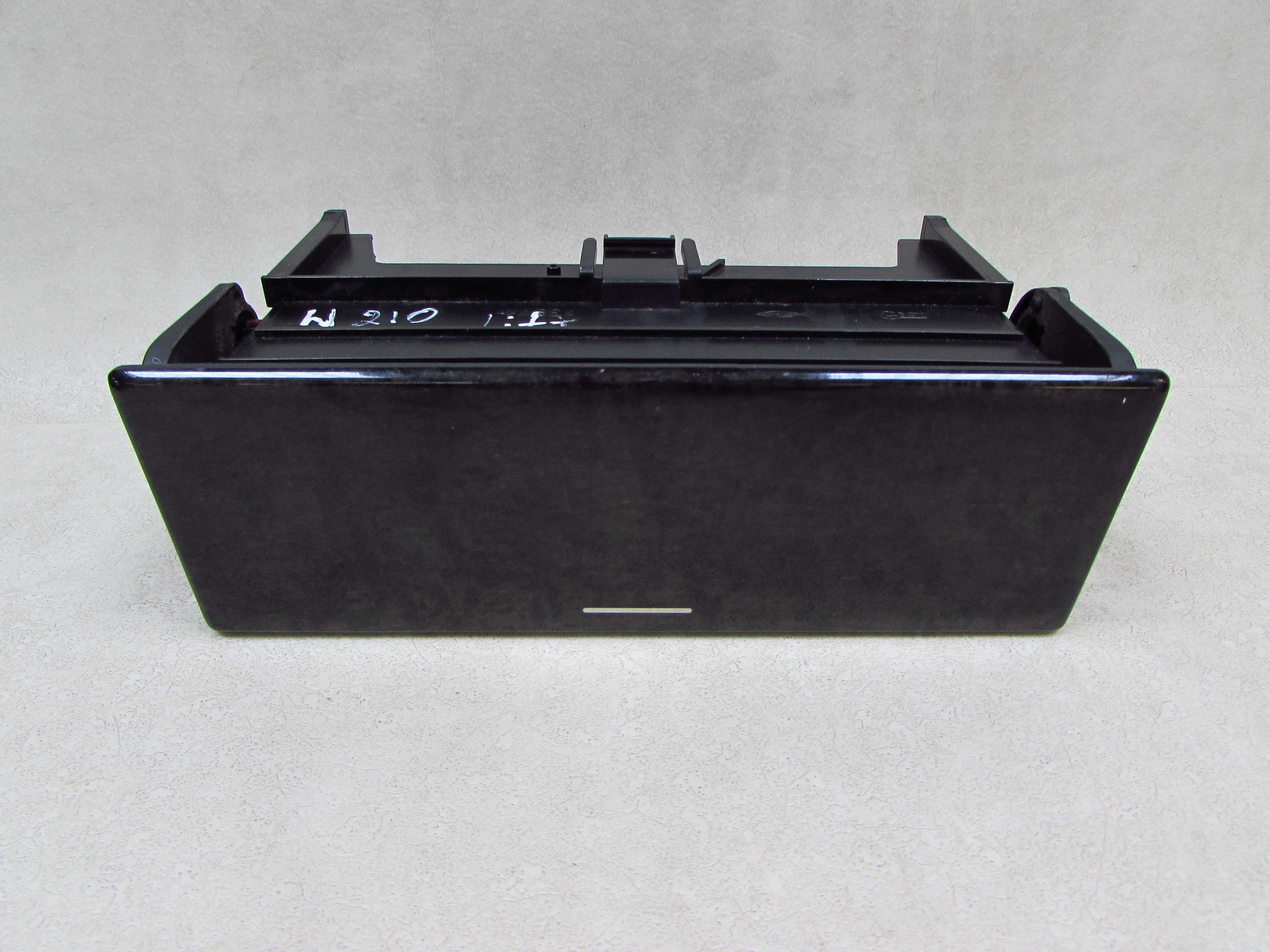 MERCEDES E W210 95-02 SCHOWEK POLKA 2106830091