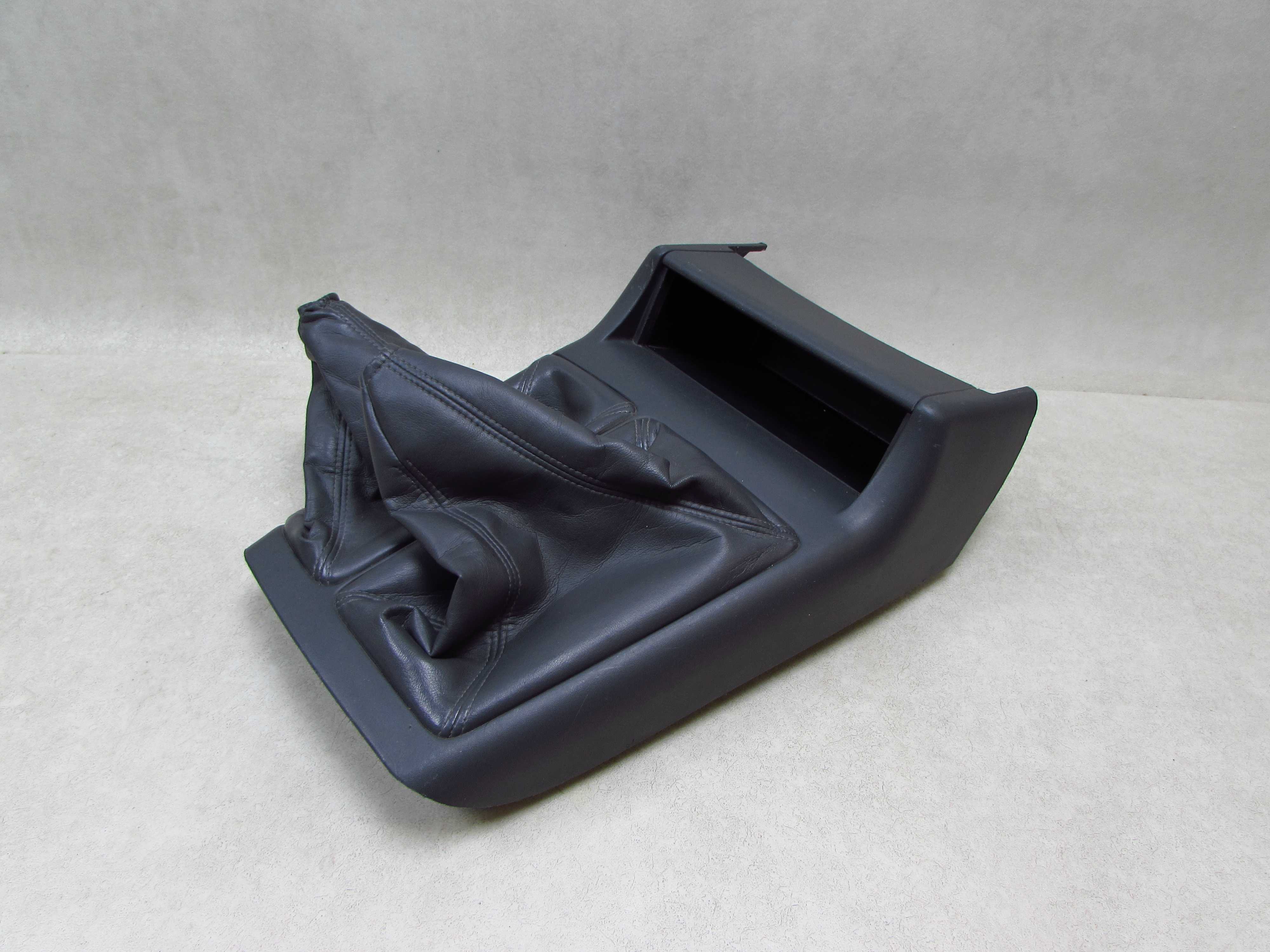 MITSUBISHI PAJERO SPORT 96-08 MIESZEK OSLONA DZWIGNI ZMIANY BIEGOW MR471885