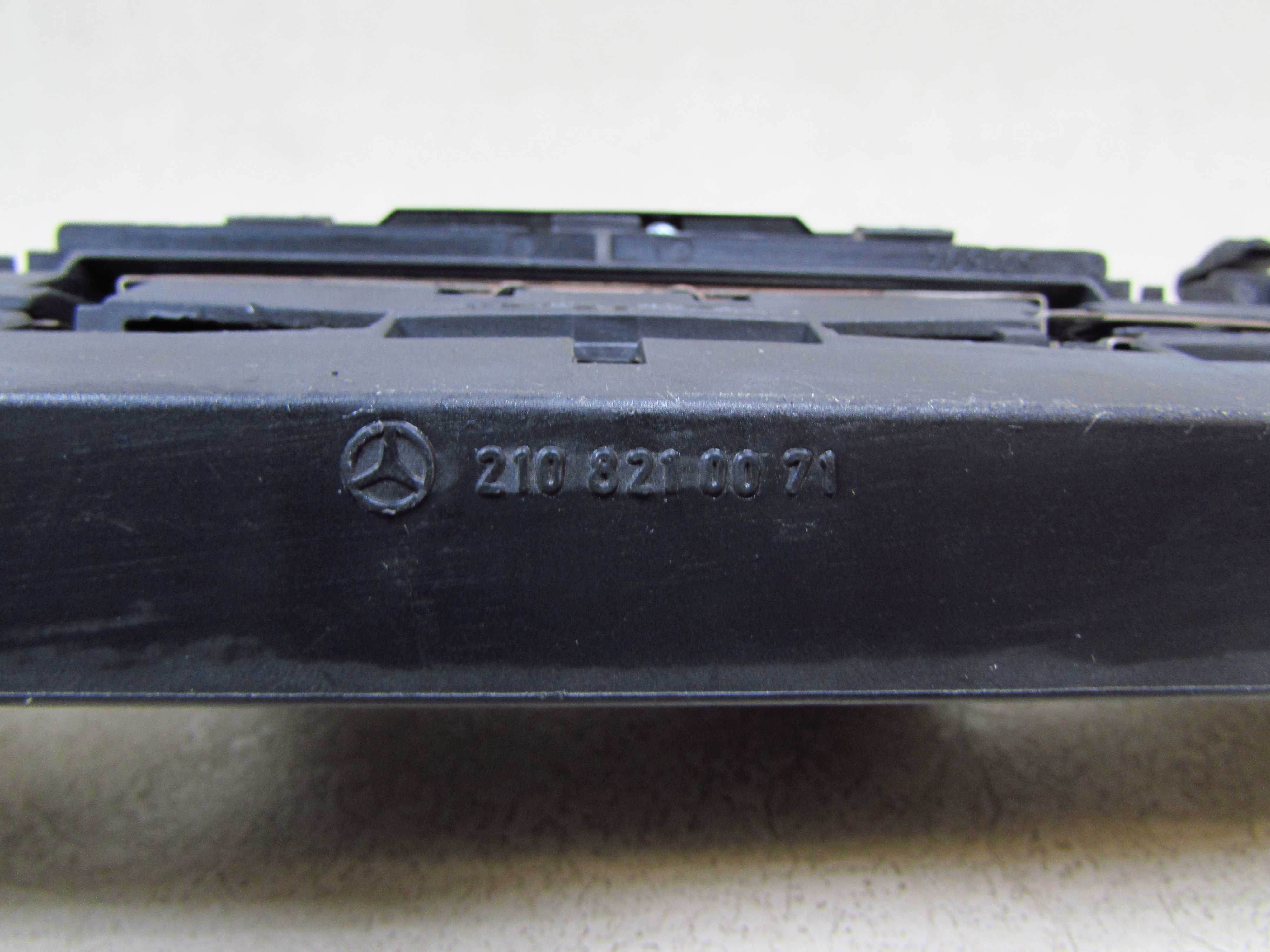 MERCEDES W210 PANEL PRZELACZNIK AWARYJNYCH A2108208010