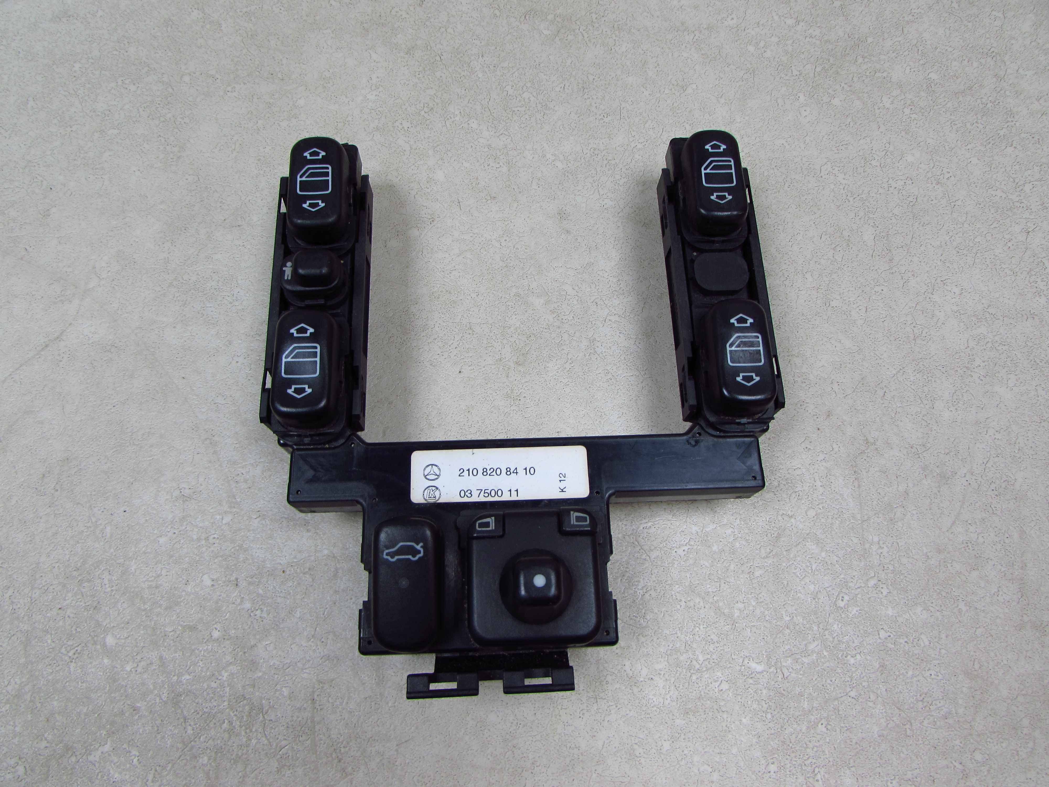 MERCEDES KLASA E W210 95-02 PANEL PRZELACZNIK PRZYCISK SZYBY A2108208410