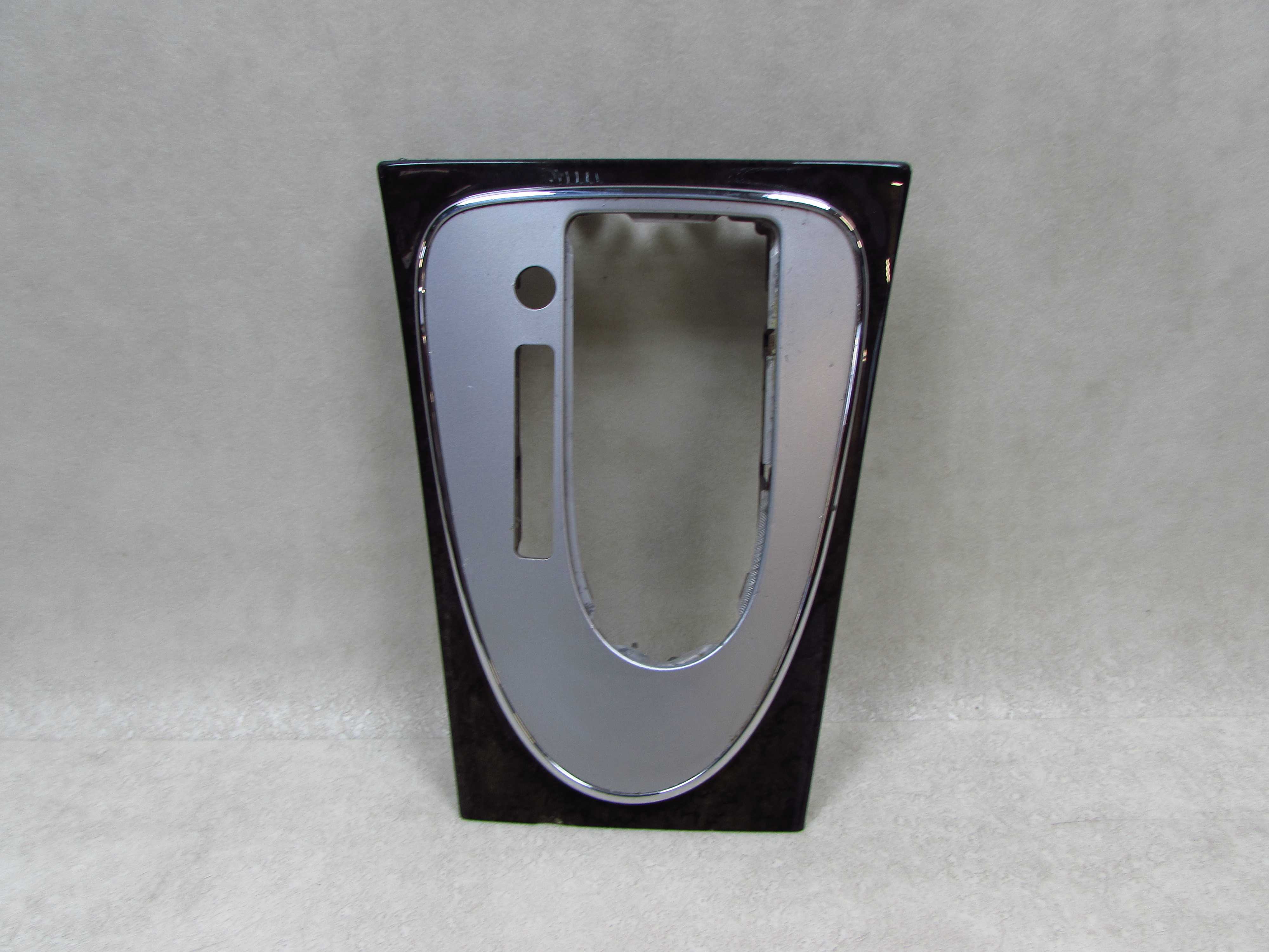 MERCEDES KLASA E W211 03-09 RAMKA DEKOR OSLONA LEWARKA TUNELU KONSOLI A2116802436