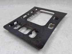MERCEDES KLASA E W210 95-02 RAMKA DEKOR OSLONA LEWARKA TUNELU KONSOLI A2106831708
