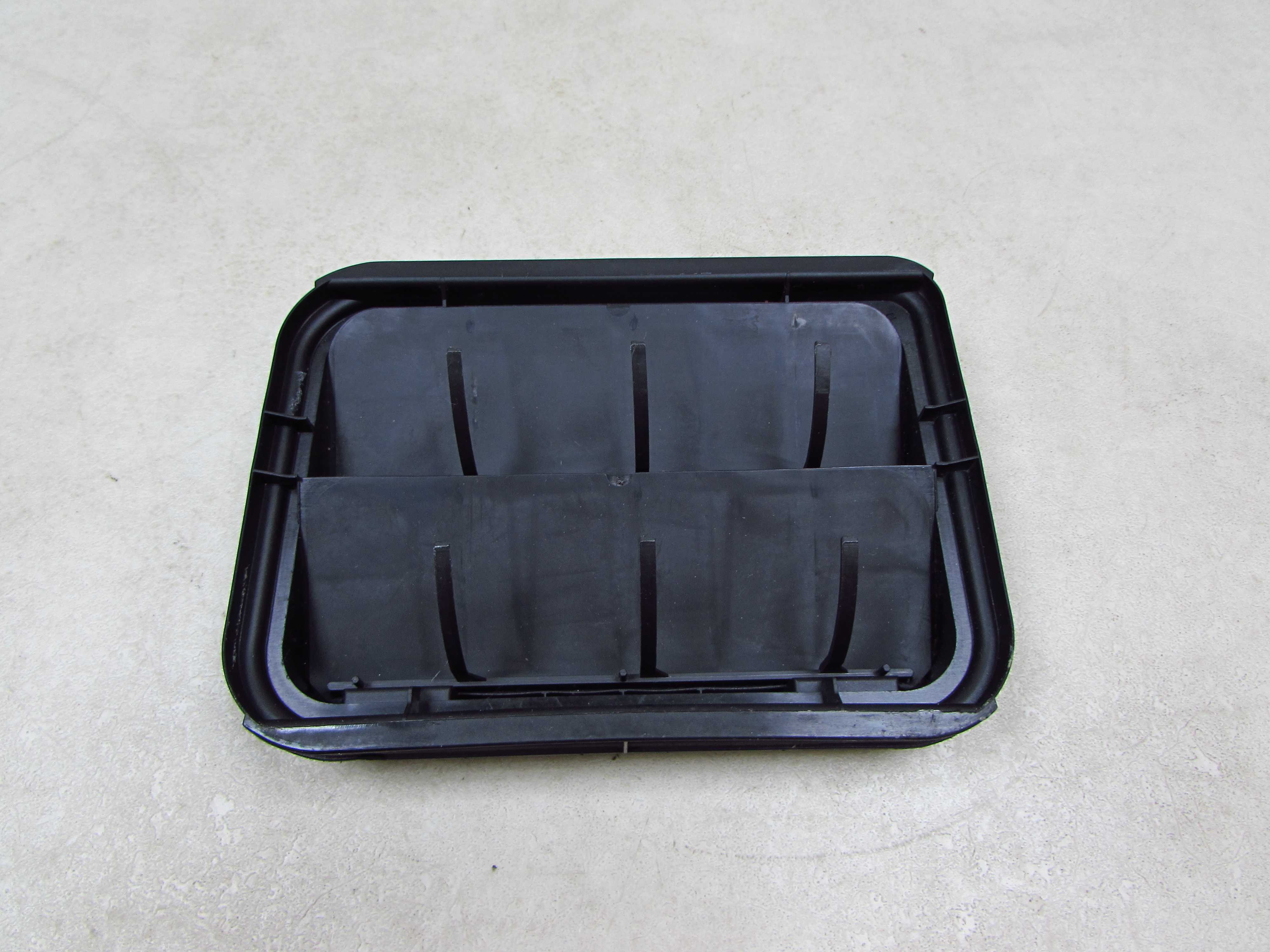 RENAULT MEGANE III 08-16 KRATKA WENTYLACYJNA DEKOMPRESYJNA BAGAZNIKA 7700838358