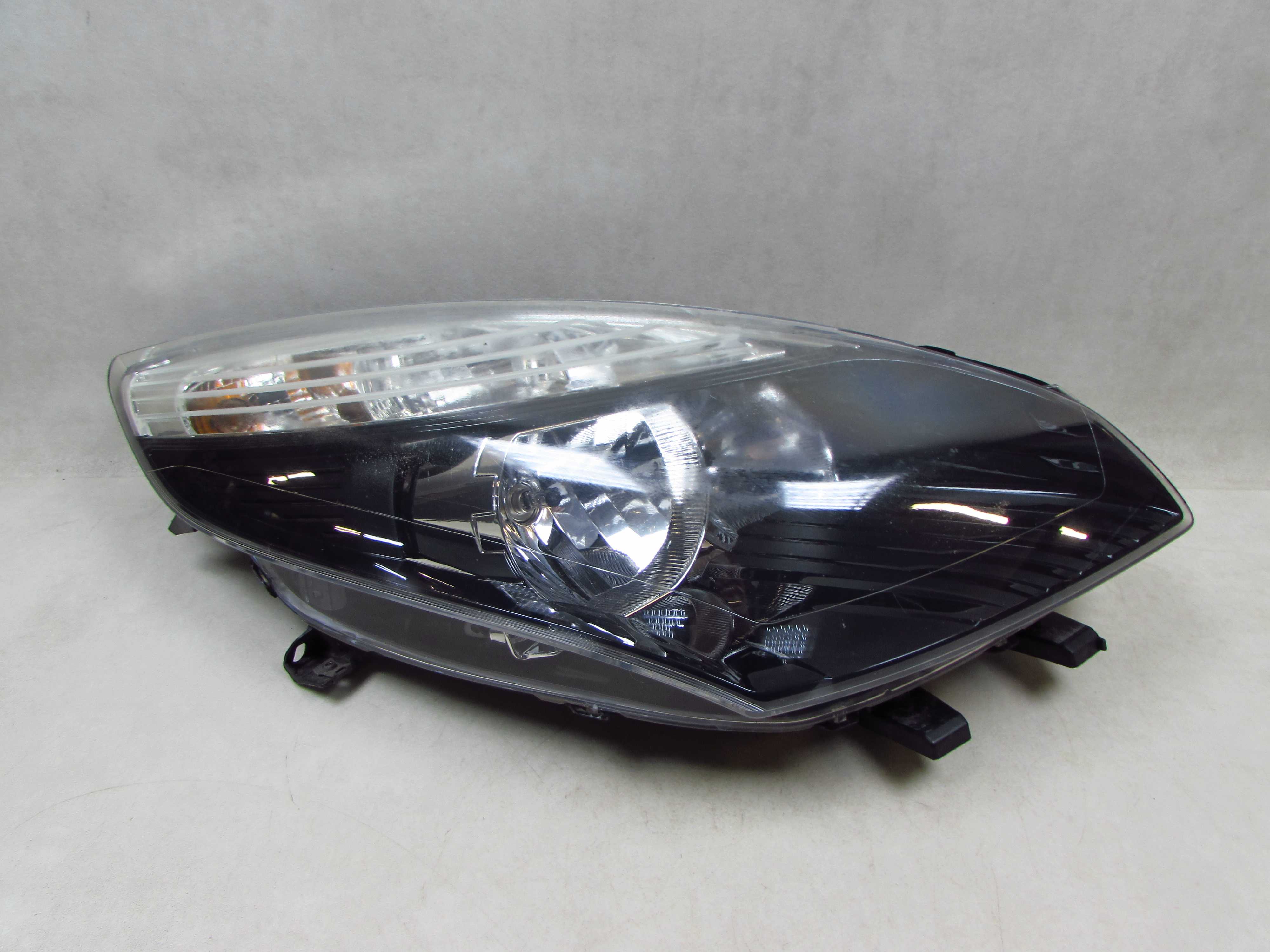RENAULT SCENIC III 09-13 LAMPA PRZOD PRAWA REFLEKTOR UK 89902927 260100024