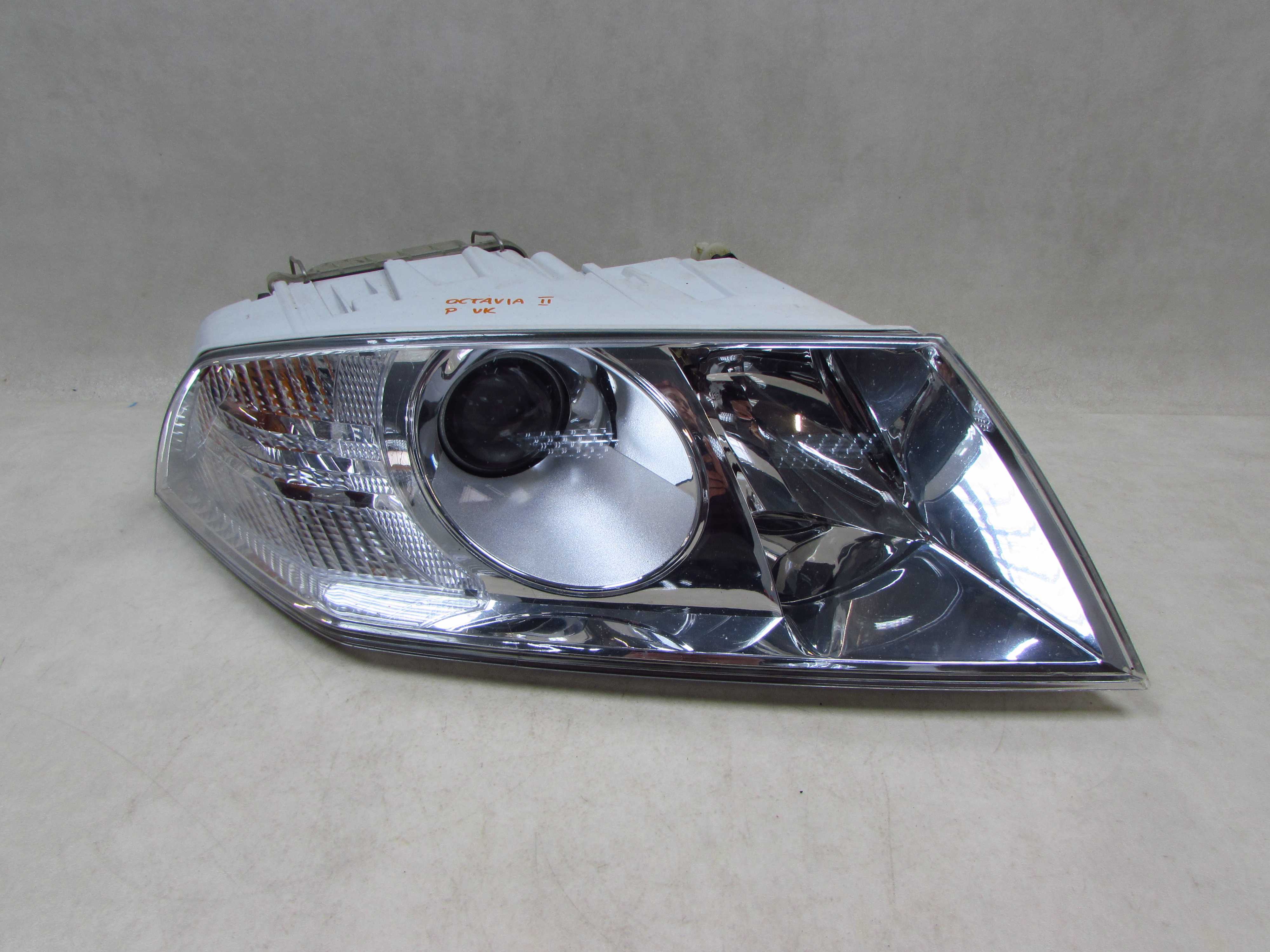 SKODA OCTAVIA II 04-08 LAMPA PRZOD PRAWA REFLEKTOR UK