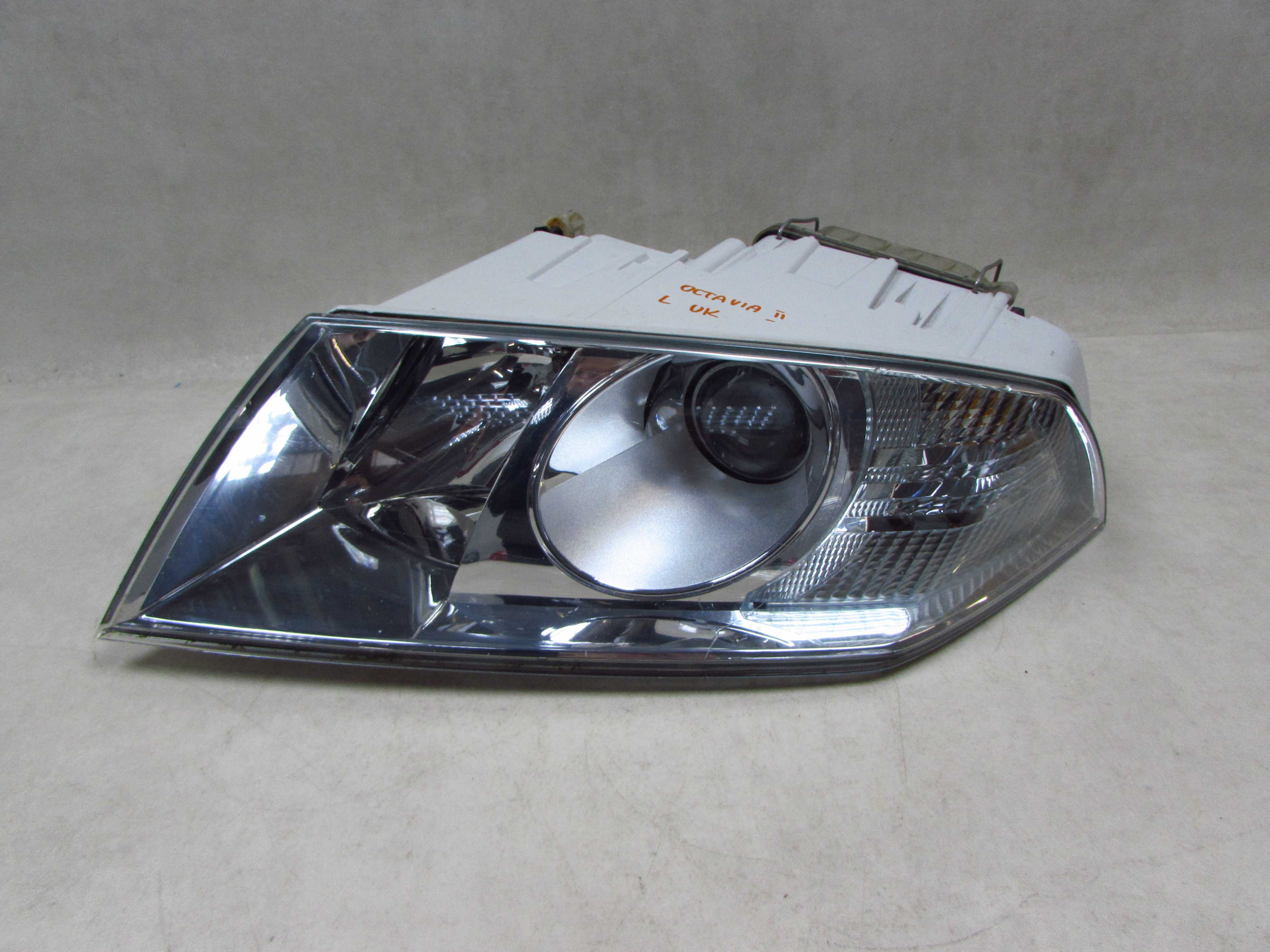 SKODA OCTAVIA II 04-08 LAMPA PRZOD LEWA REFLEKTOR UK
