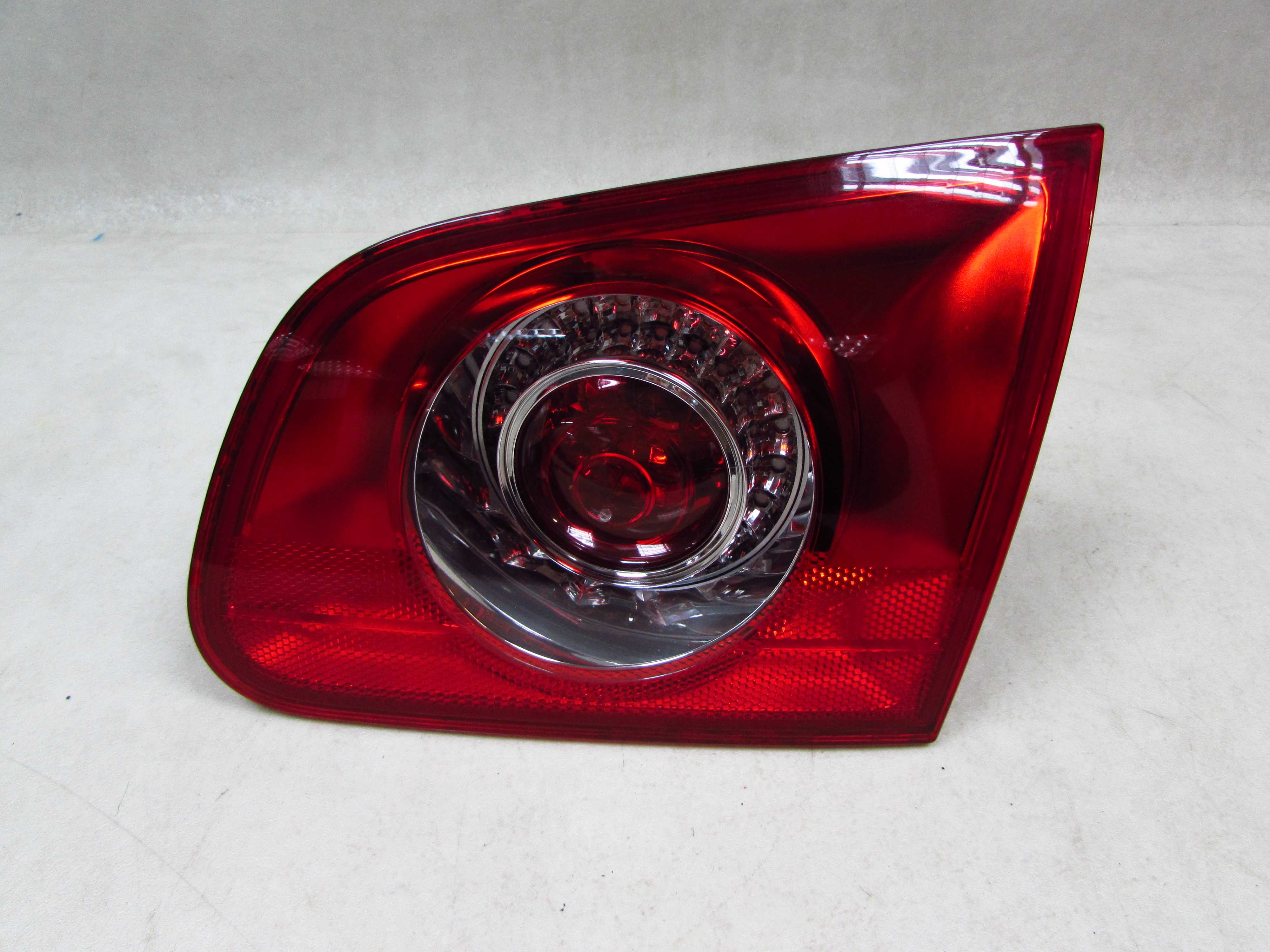 VW PASSAT B6 KOMBI LAMPA TYL PRAWA W KLAPE 3C9945094A UK