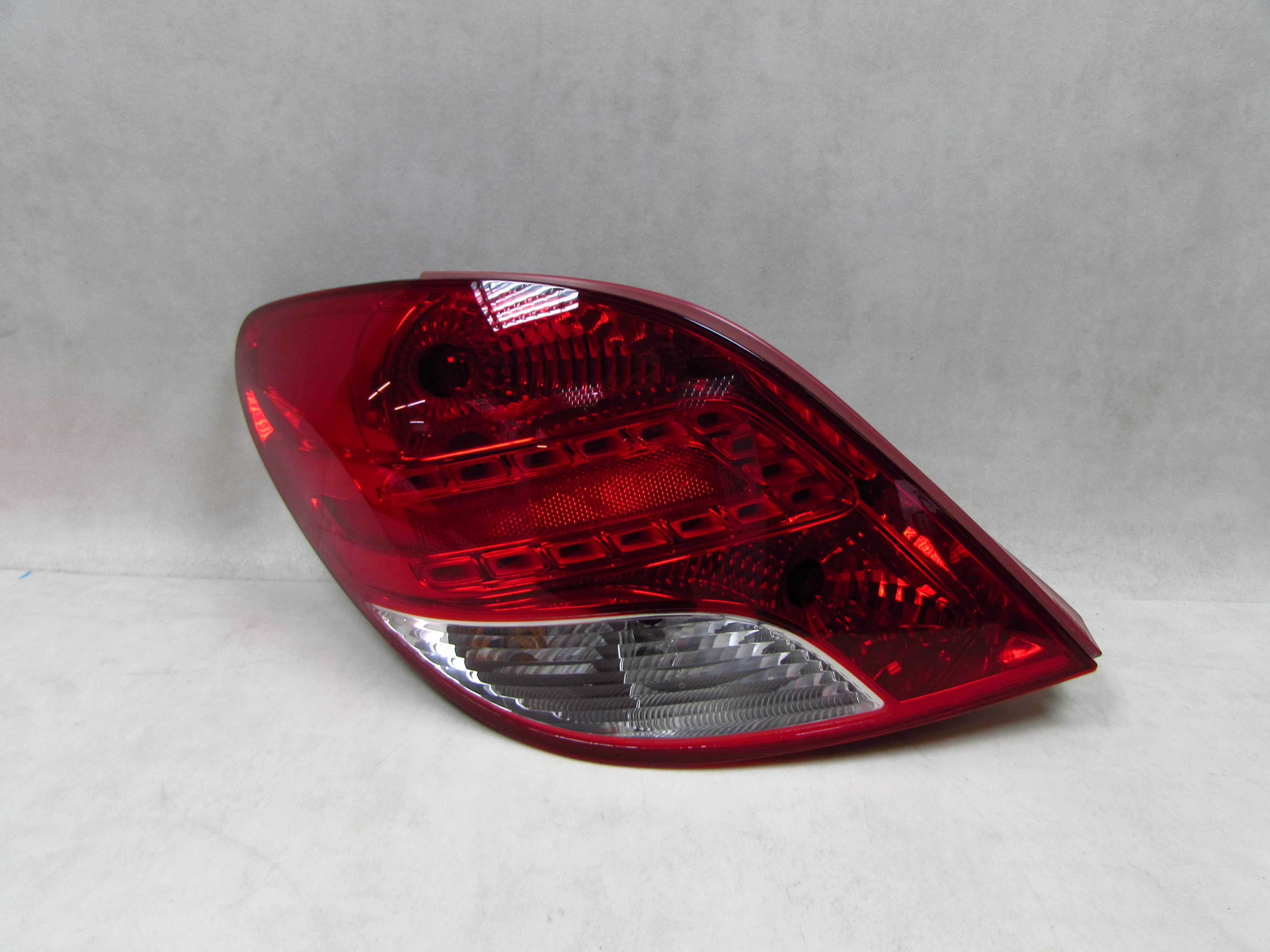 PEUGEOT 207 LIFT 09-12 LAMPA TYL LEWA 9686566080