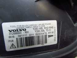 VOLVO S60 II V60 10-13 LAMPA REFLEKTOR PRZOD PRAWY XENON UK USZKODZONY 31299993