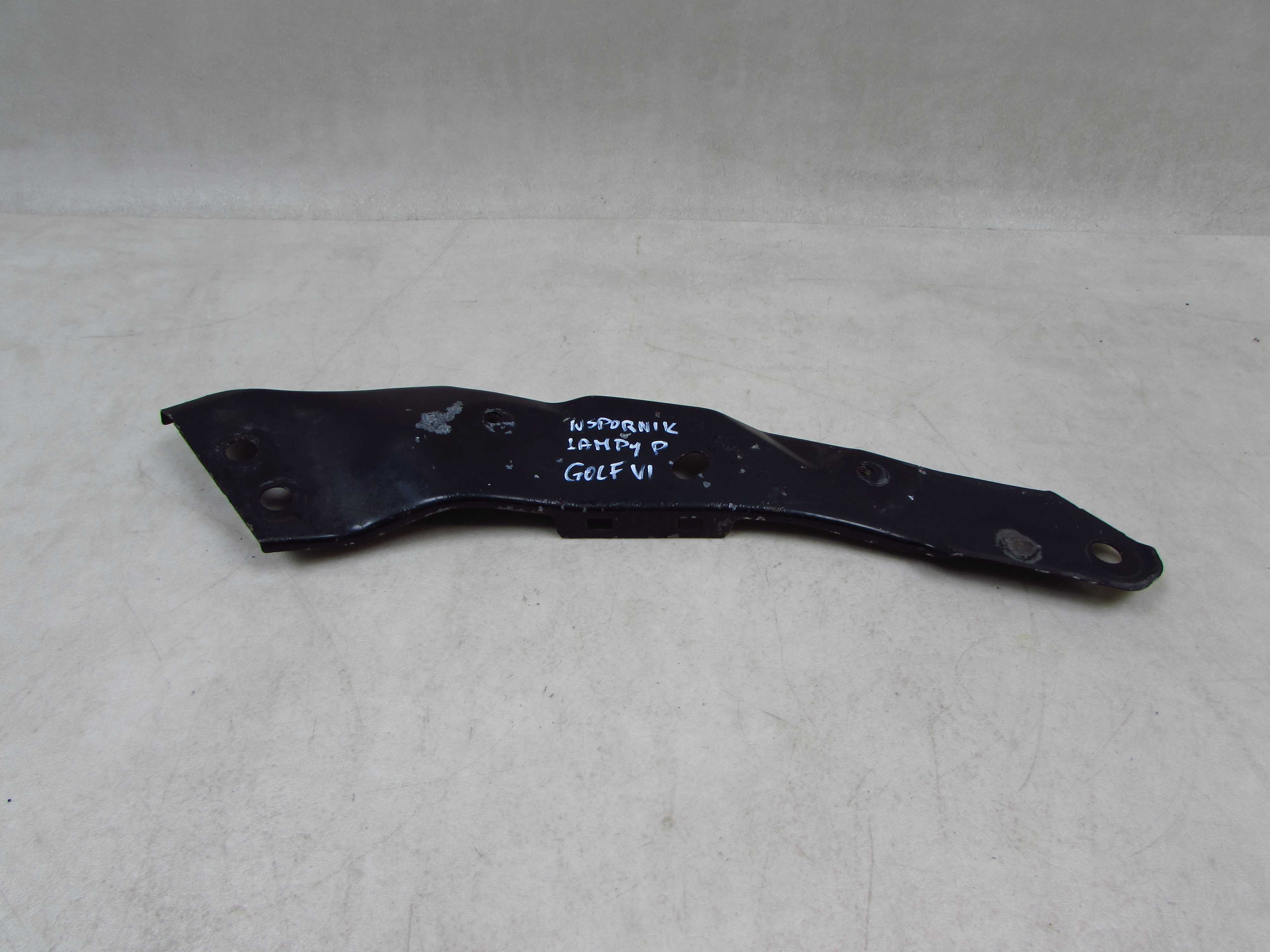 VW GOLF VI 08-12 WSPORNIK MOCOWANIE LAMPY PRAWY 5K0806930B
