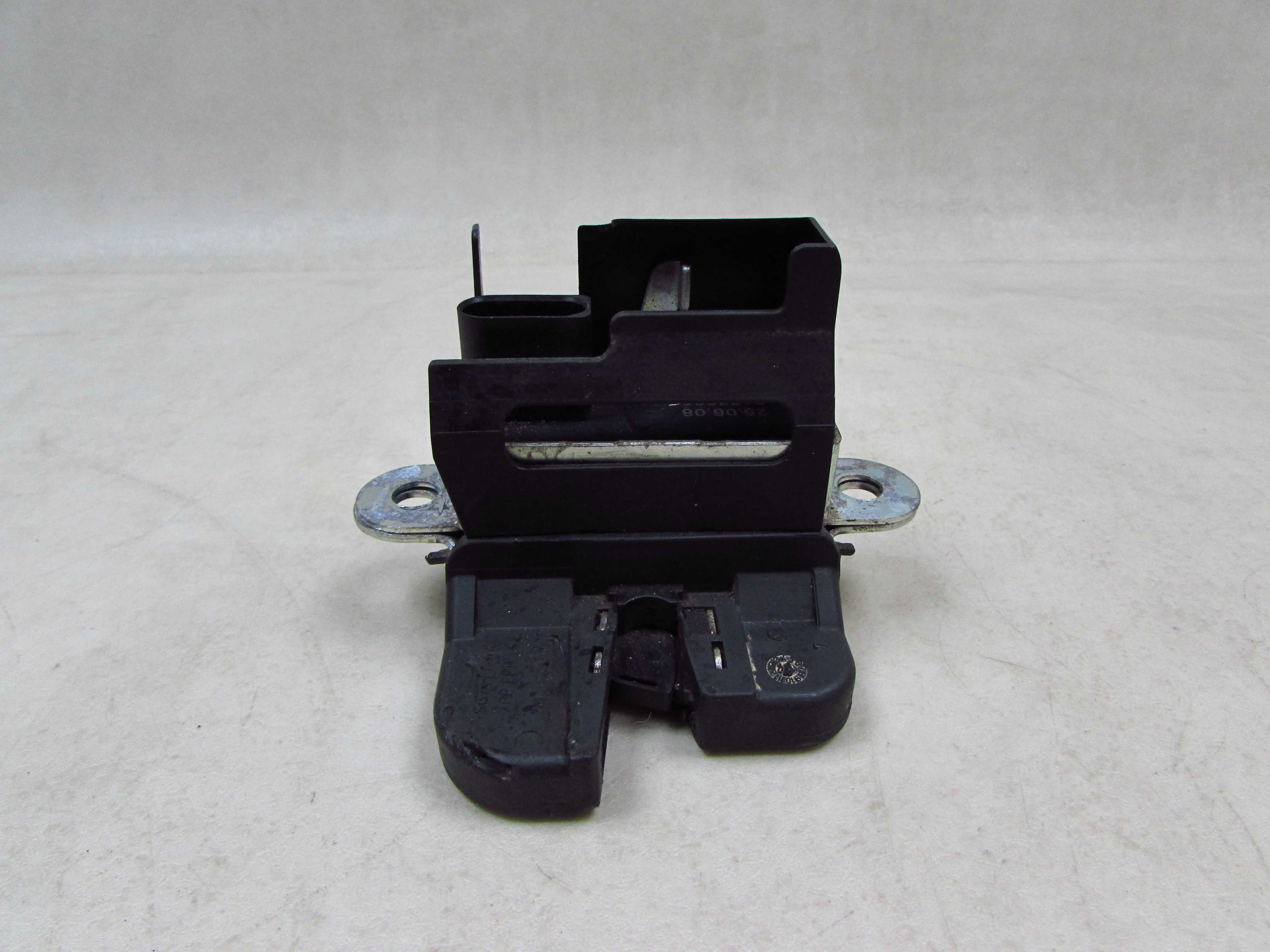 VW GOLF V PASSAT B6 03-09 ZAMEK KLAPY BAGAZNIKA 3C9827645A