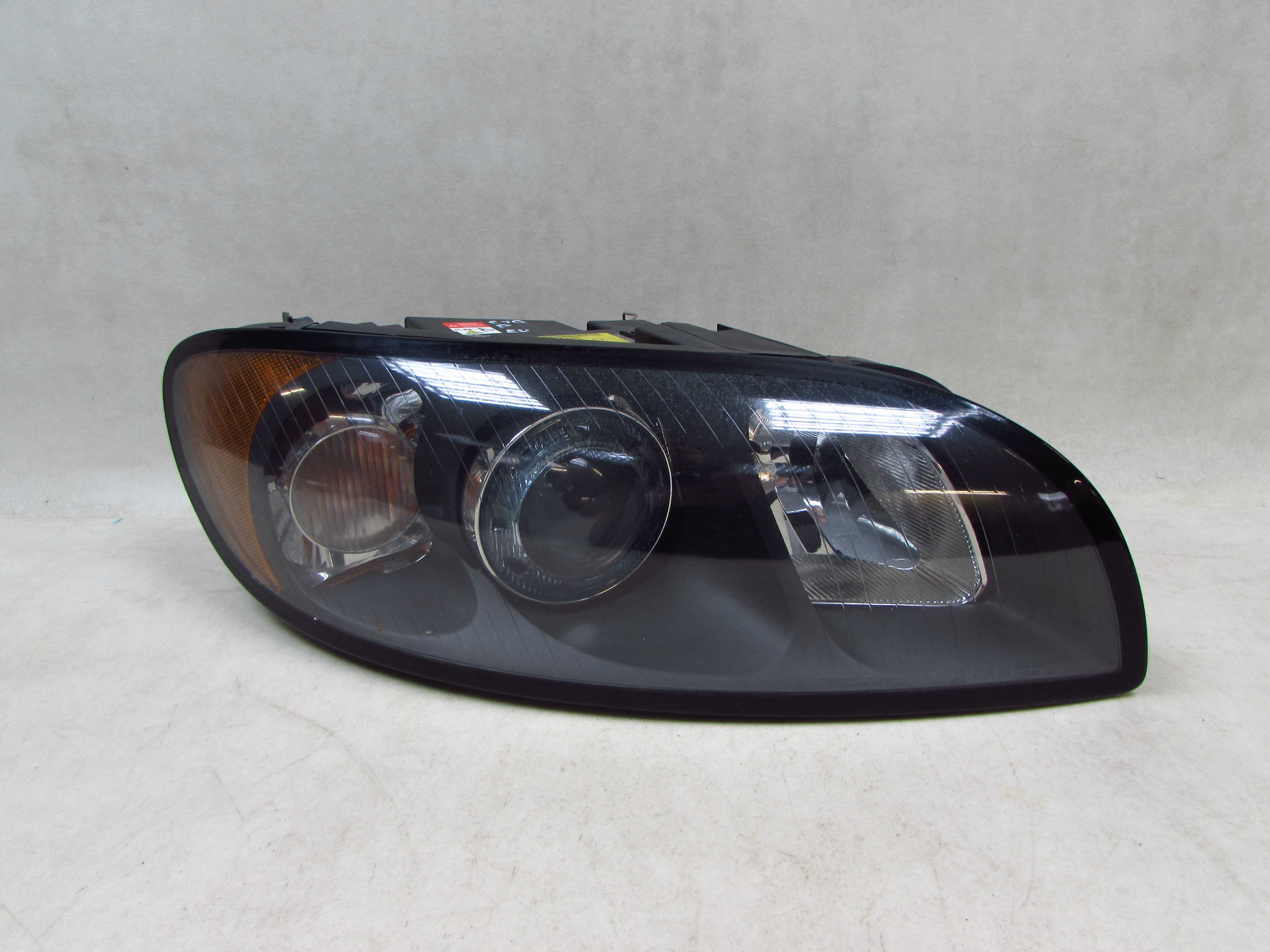 VOLVO C70 II 06-10 LAMPA REFLEKTOR PRZOD PRAWA 31283044 XENON EU / UK