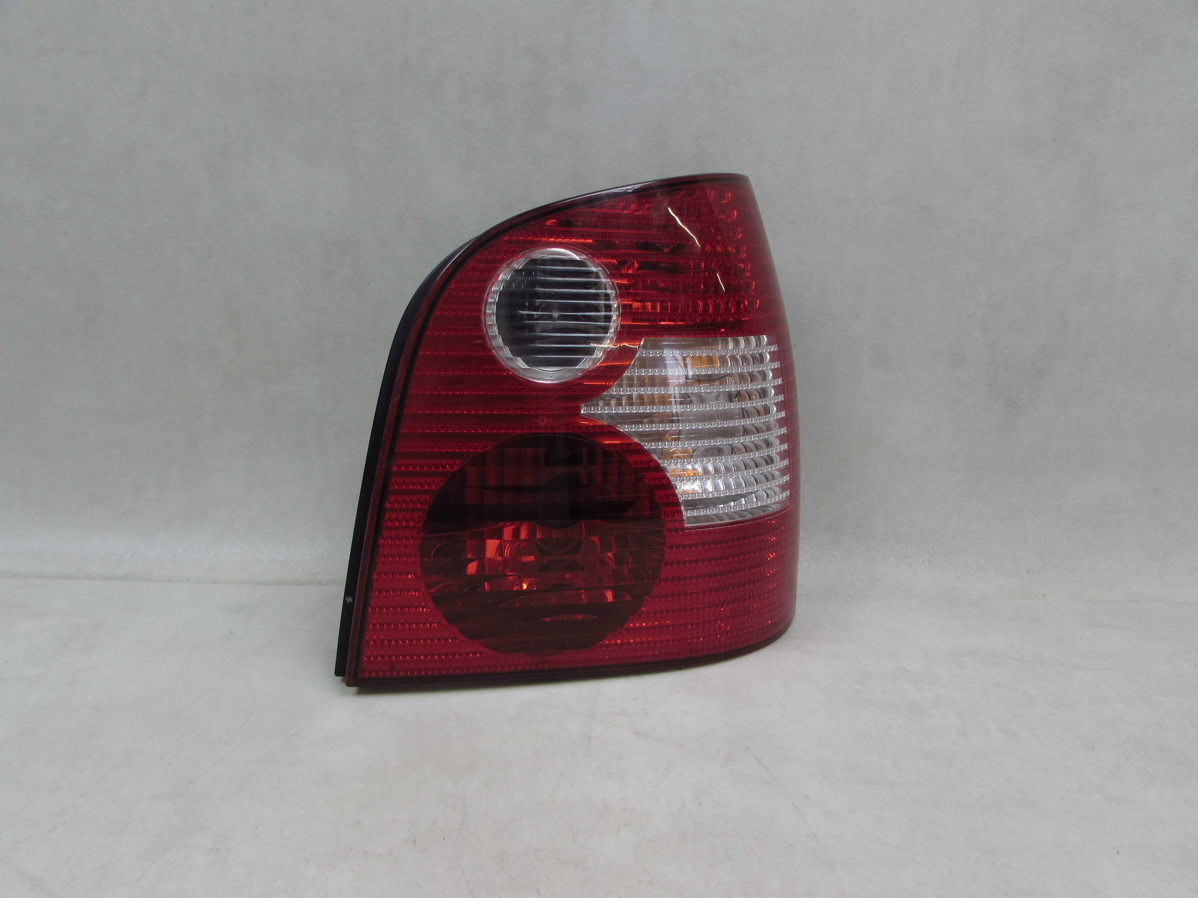 VW POLO IV 9N 01-05 LAMPA TYL PRAWA 6Q6945112A