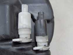 CHRYSLER GRAND VOYAGER 00-07 ZBIORNIK ZBIORNICZEK SPRYSKIWACZY POMPKA 04694074AD 04717973AD