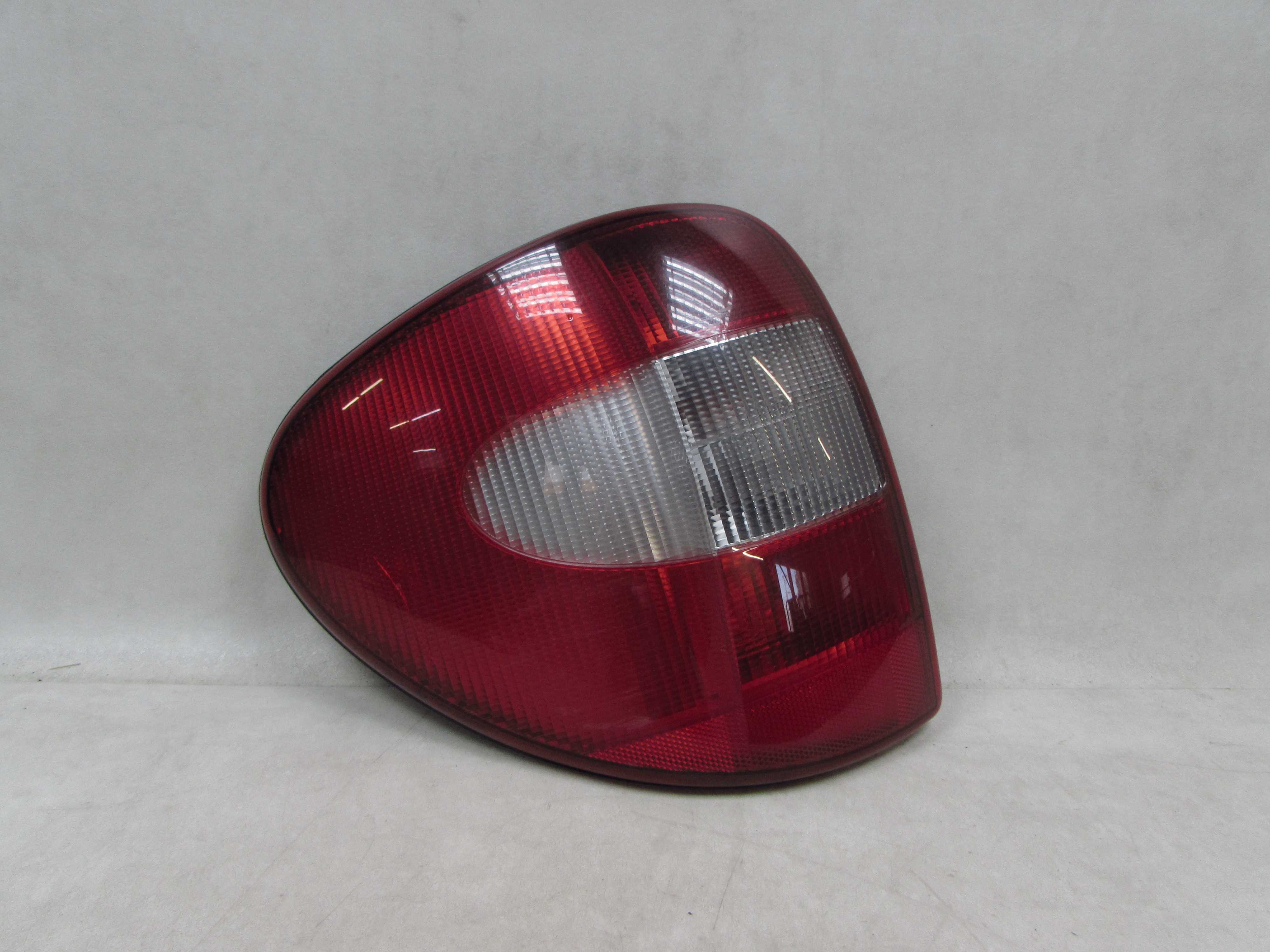 CHRYSLER VOYAGER DODGE CARAVAN 00-07 LAMPA TYL LEWA 04857307AB