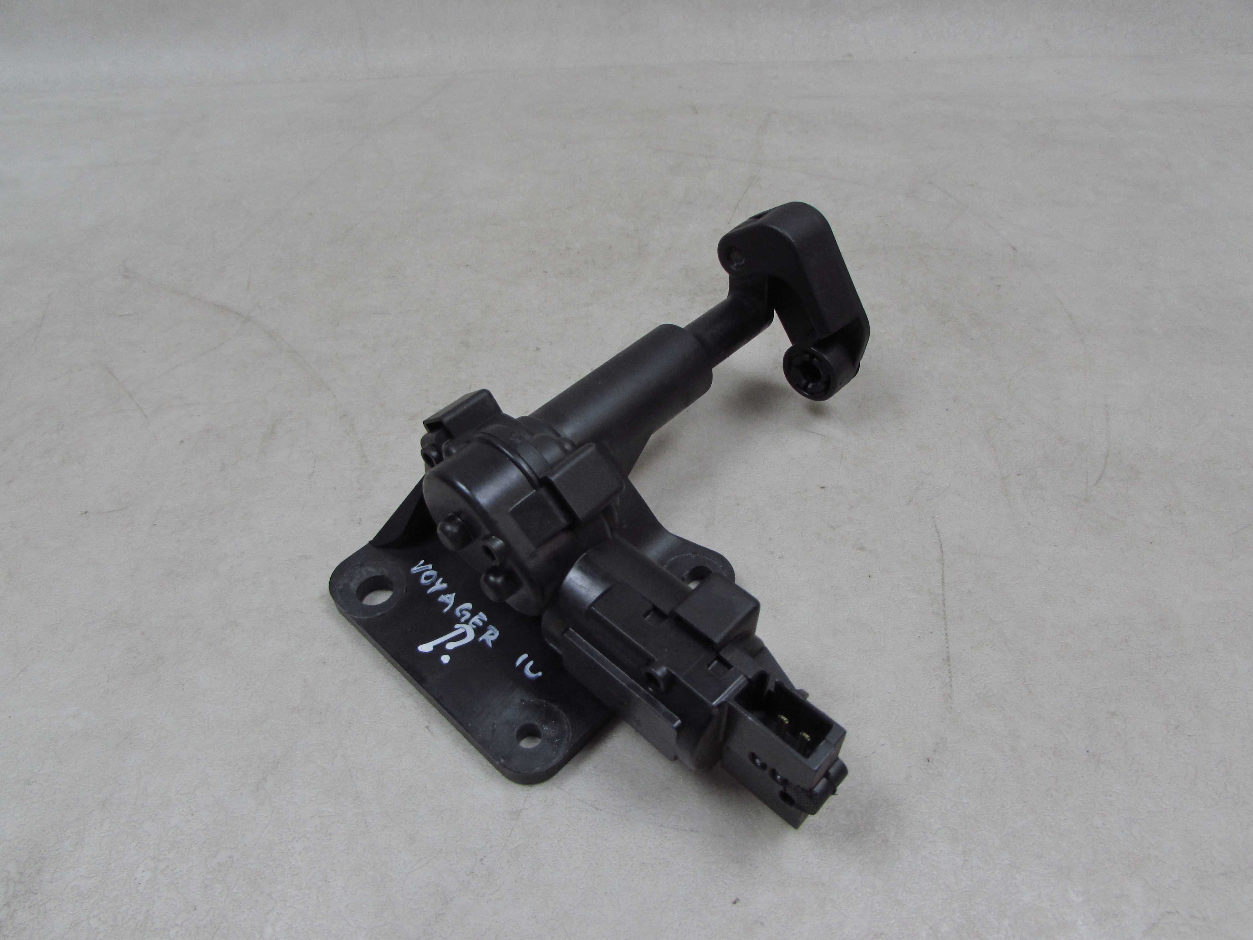 CHRYSLER GRAND VOYAGER DODGE CARAVAN 00-07 SILNICZEK SZYBY TYL PRAWY 04717606AB