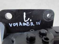 CHRYSLER GRAND VOYAGER DODGE CARAVAN 00-07 SILNICZEK SZYBY TYL LEWY 04717607AB