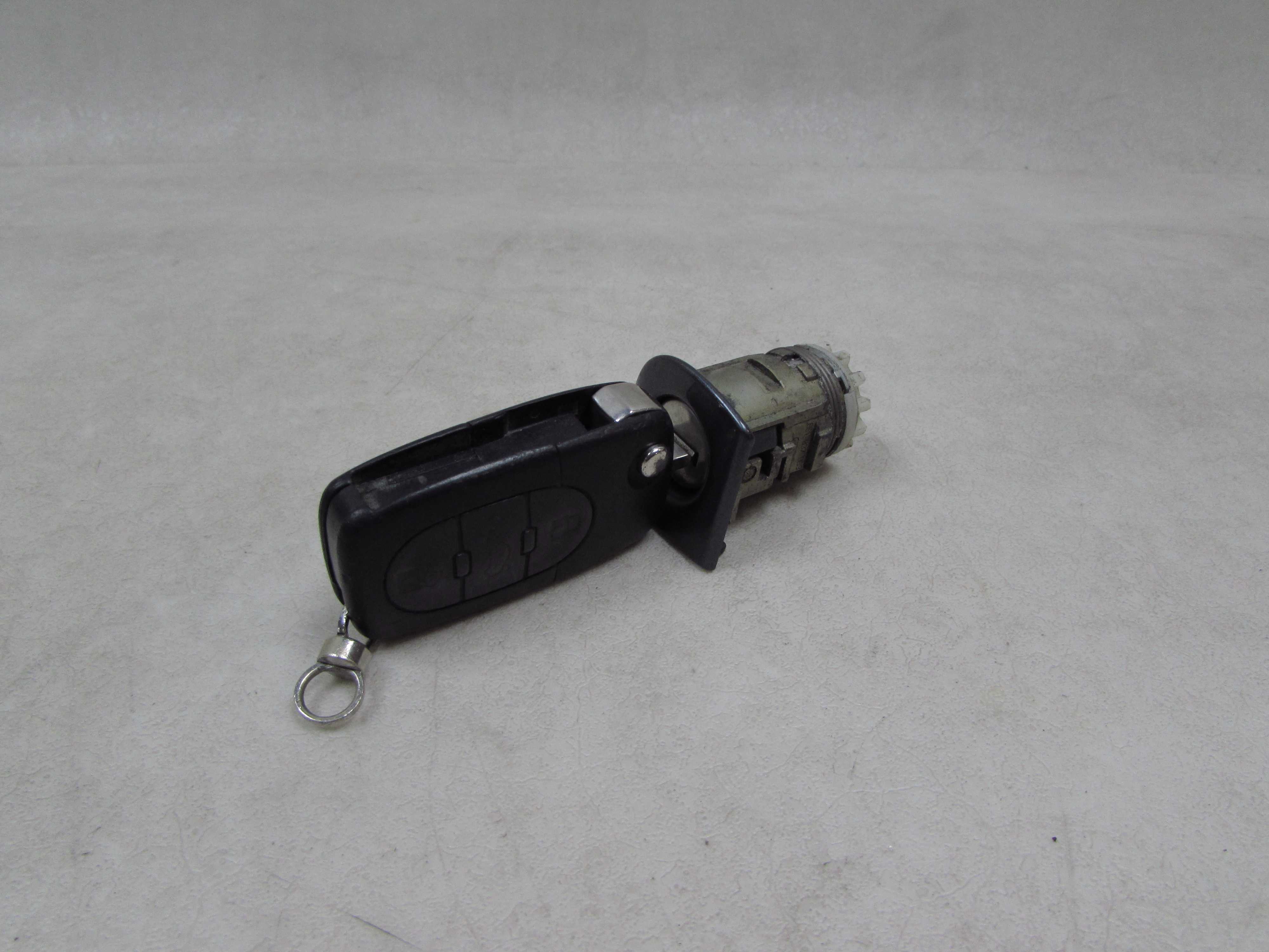 AUDI A4 B6 01-05 WKLADKA ZAMEK KLUCZYK LEWA STRONA 8E1837063