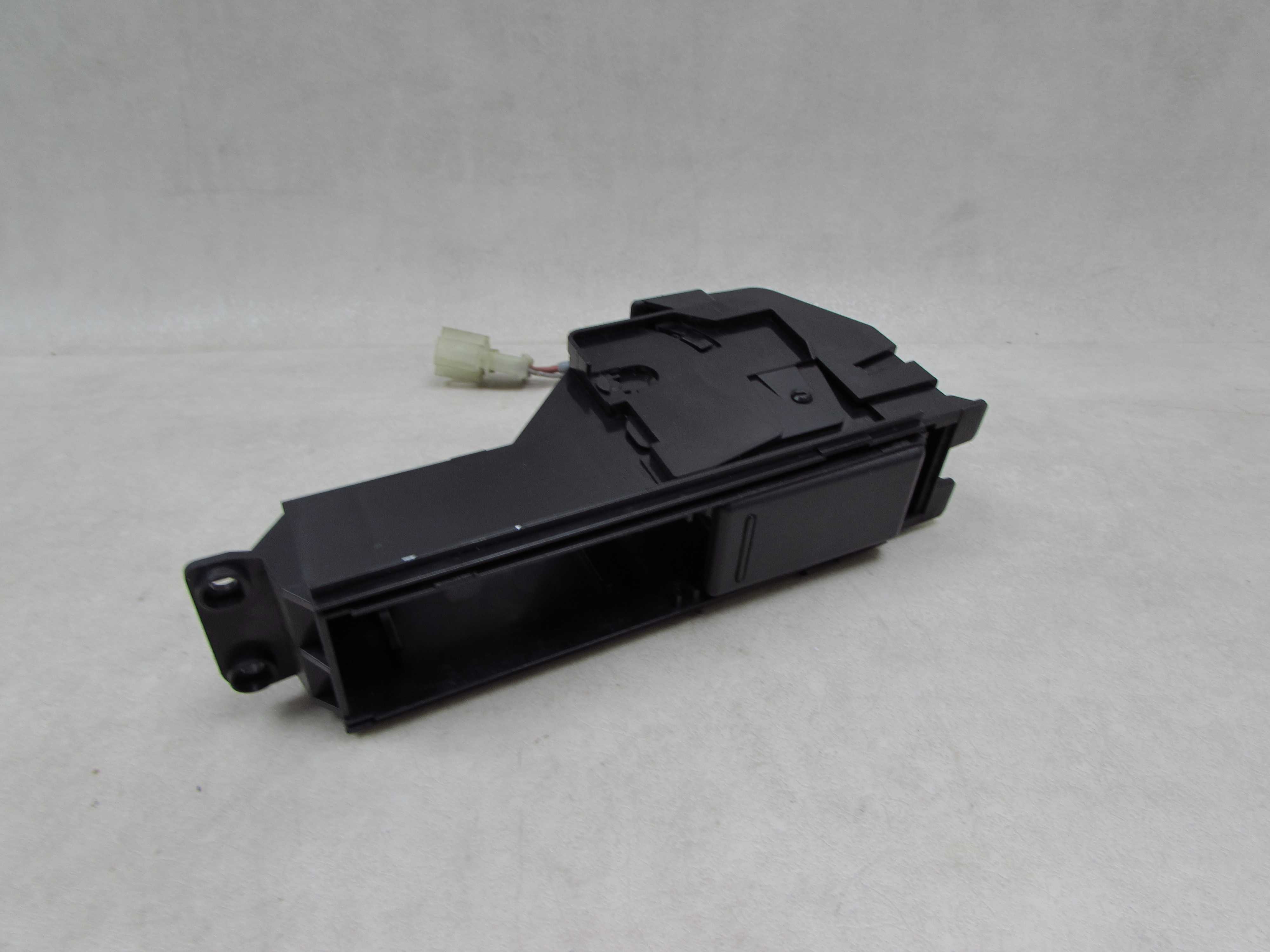 AUDI A4 B6 01-05 GNIAZDO ZAPALNICZKI 8E0863284E