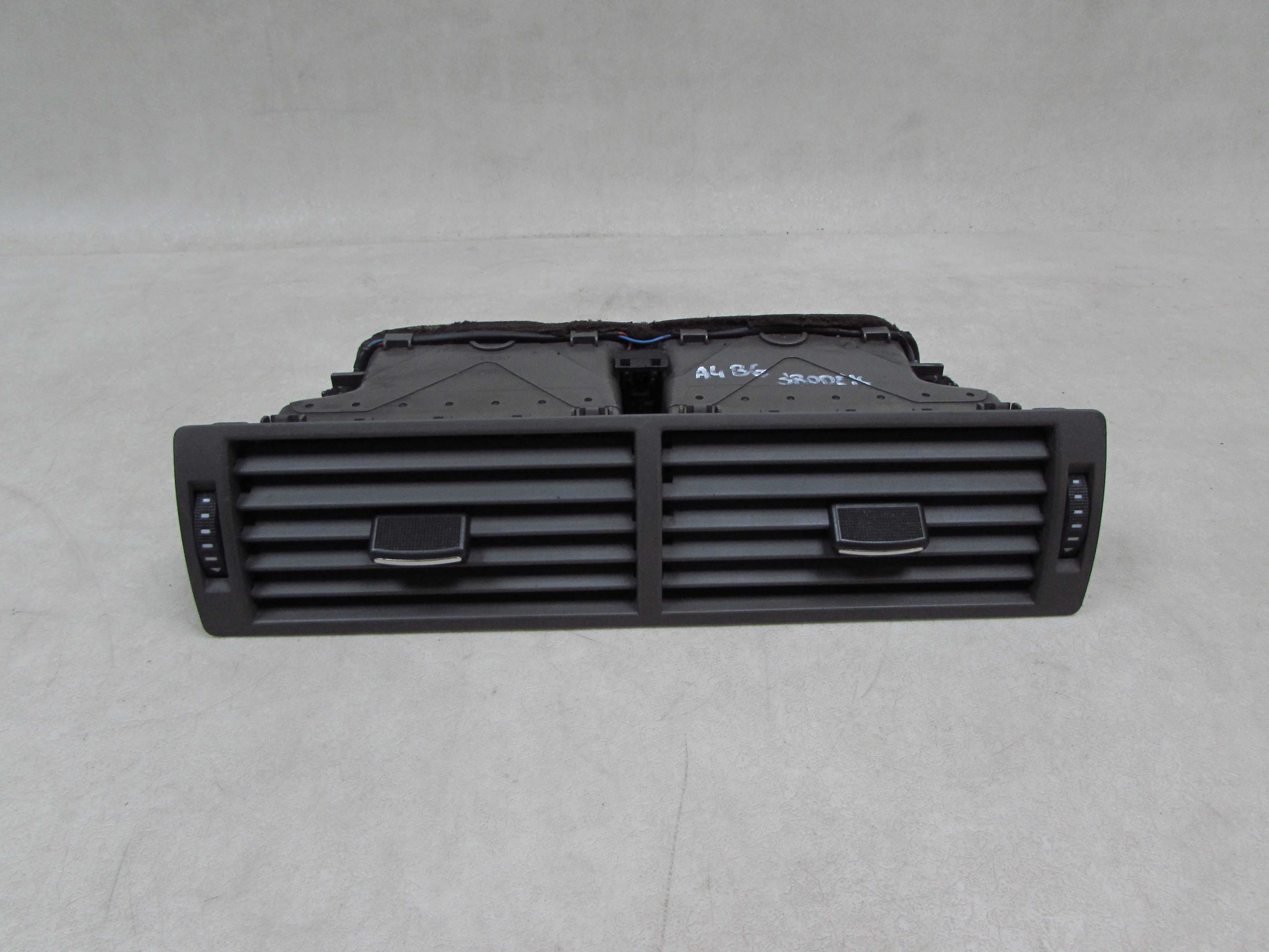 AUDI A4 B6 01-05 KRATKA NAWIEWU DESKI KONSOLI CENTRALNA SRODKOWA 8E0820951H