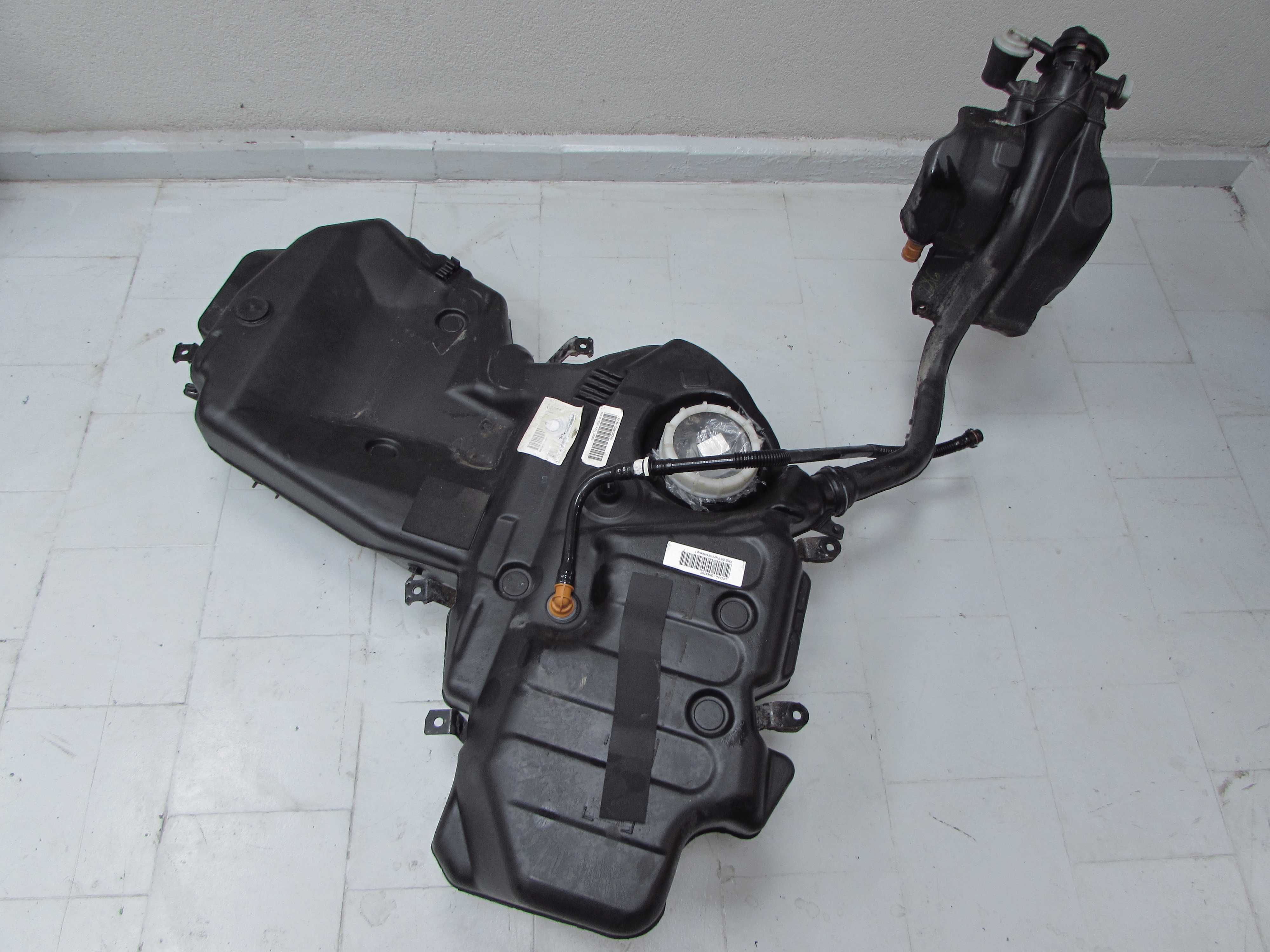 AUDI A4 B6 01-05 ZBIORNIK BAK PALIWA 372149
