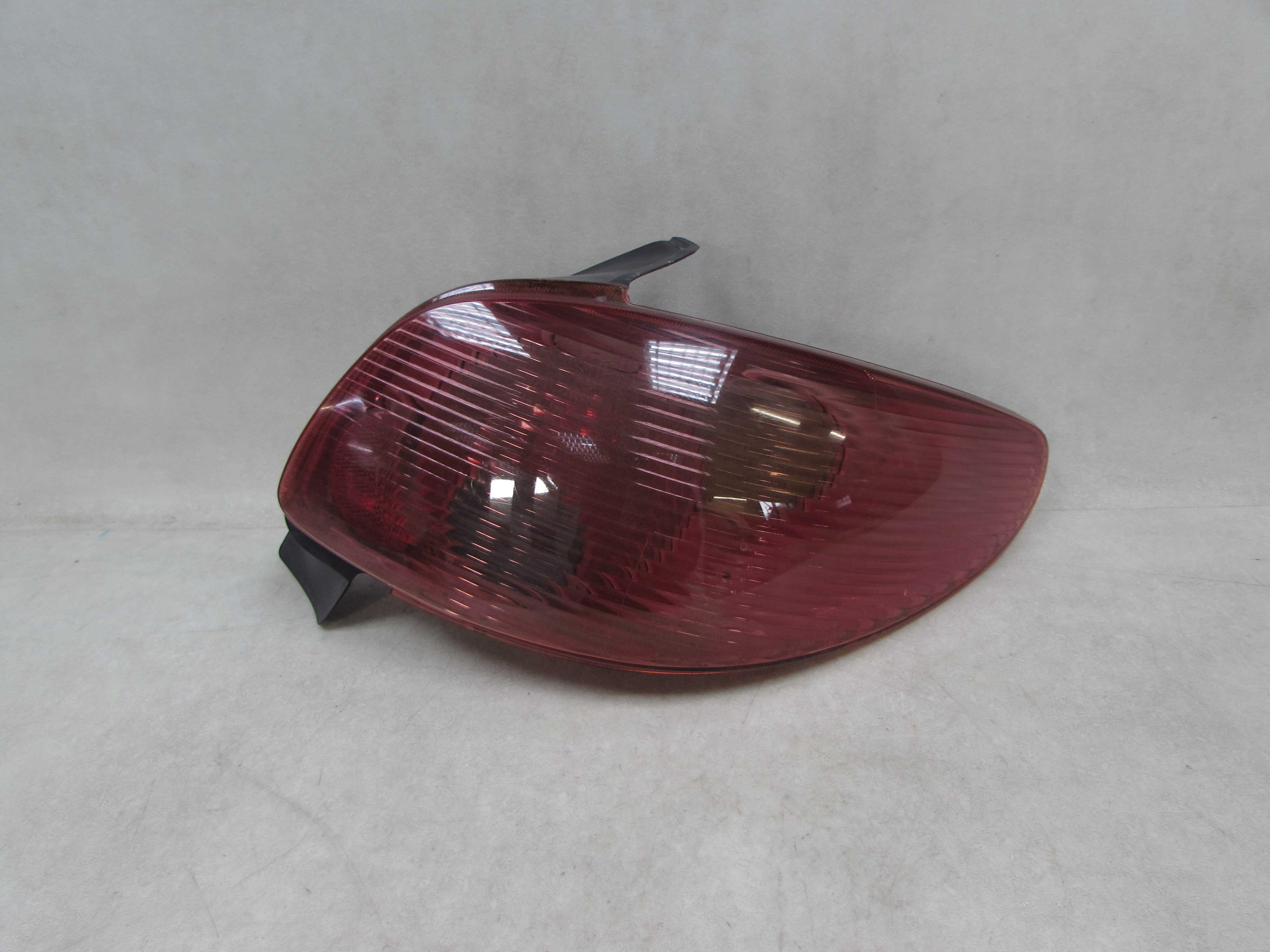 PEUGEOT 206 98-03 LAMPA TYL TYLNA LEWA
