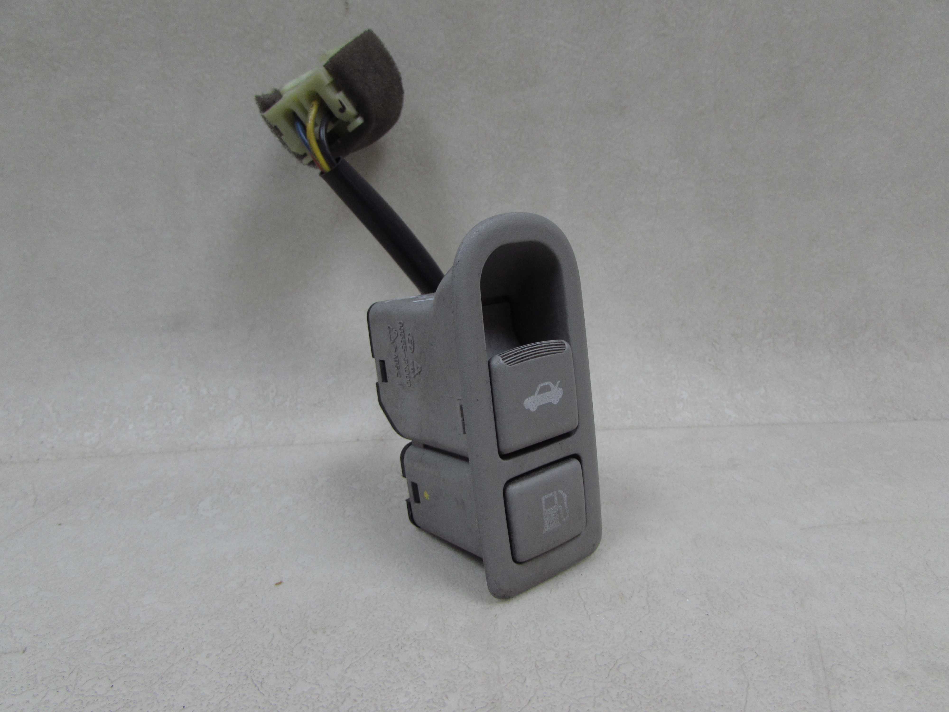 HYUNDAI SONATA V 04-11 PRZELACZNIK PRZYCISK OWIERANIA KLAPY BAGAZNIKA KLAPKI PALIWA 93555-3K000