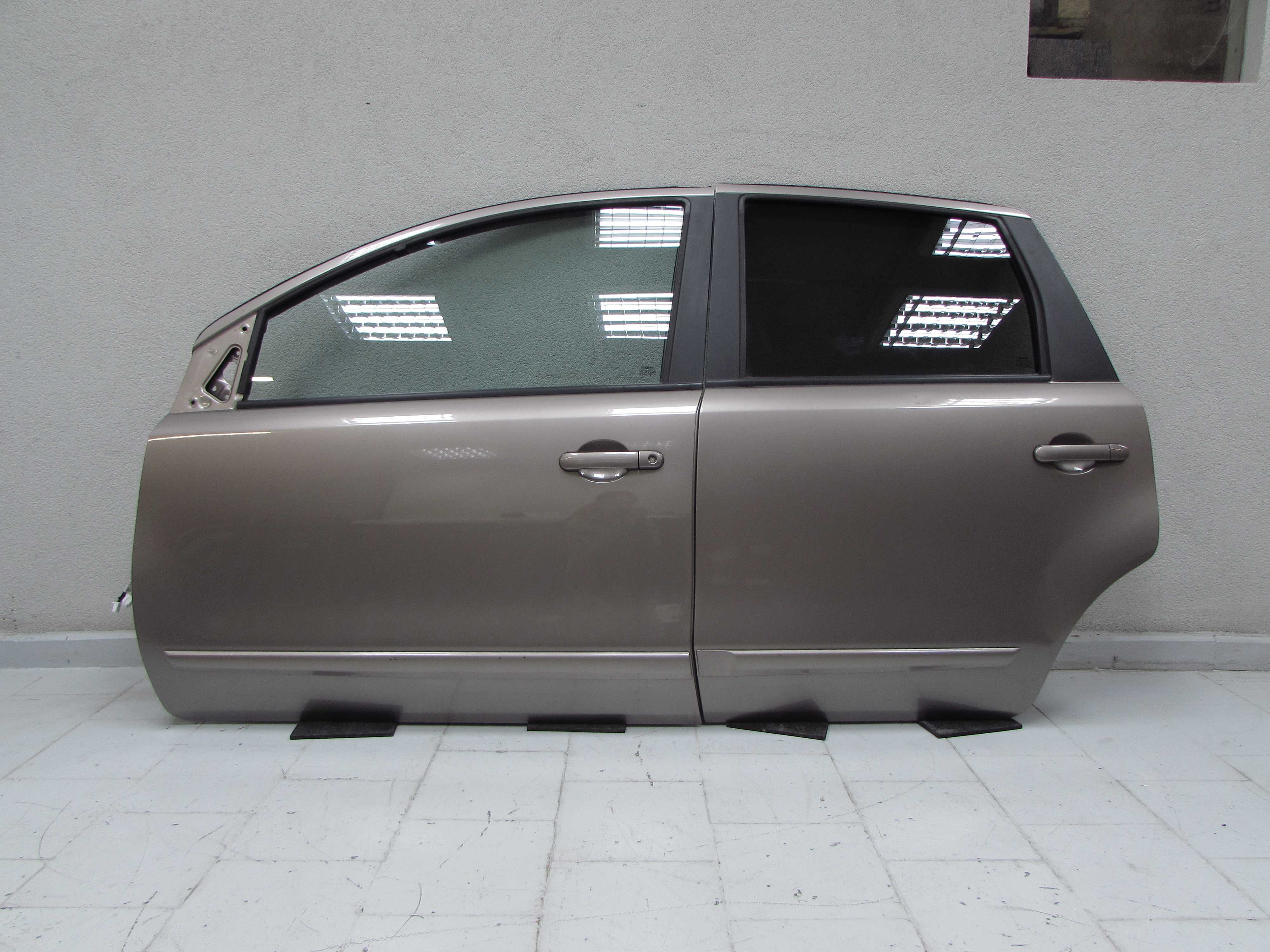 NISSAN NOTE E11 06-13 DRZWI PRZOD LEWE PRZEDNIE C30