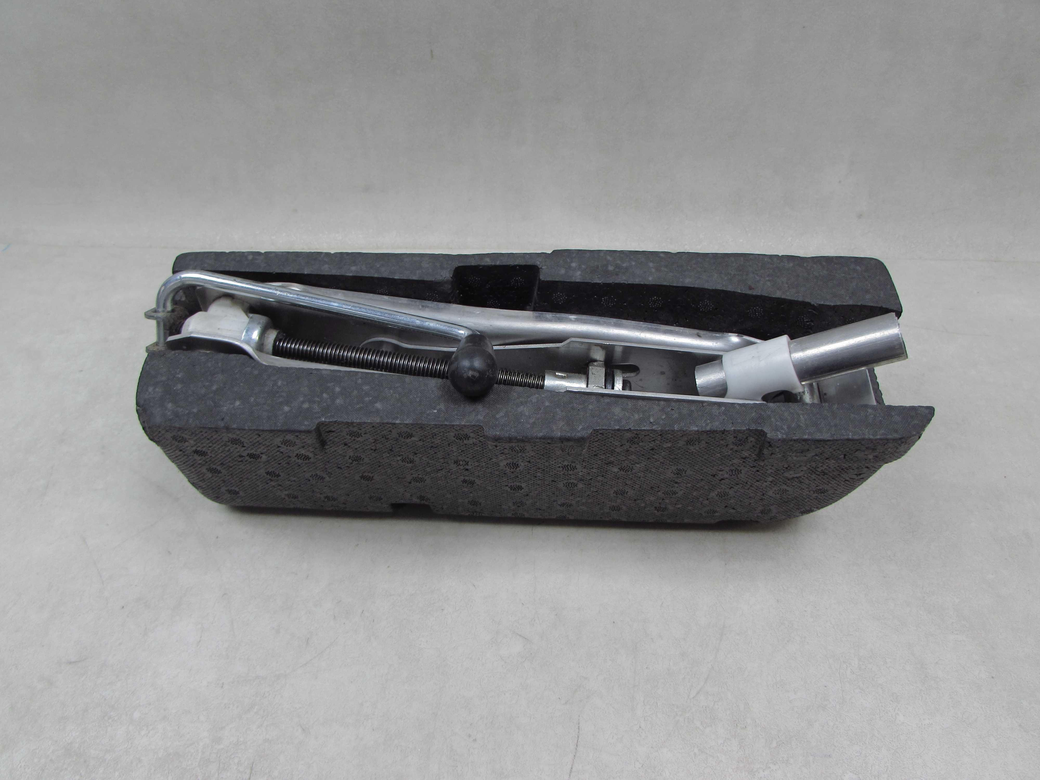 AUDI A2 LEWAREK PODNOSNIK WKLAD 8Z0011031A