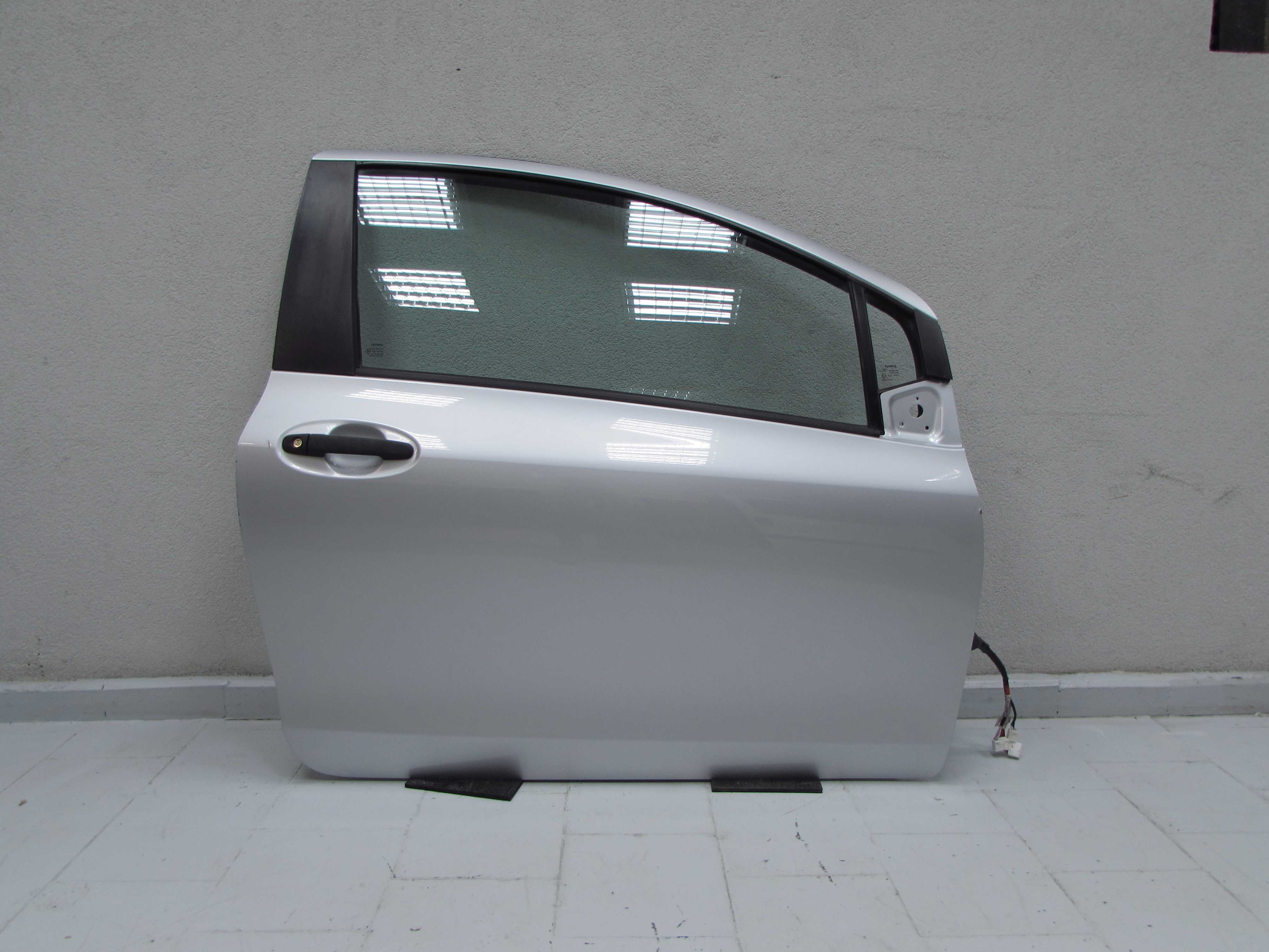 TOYOTA YARIS II LIFT 3D 06-11 DRZWI PRAWE PRZOD KPL 1E7