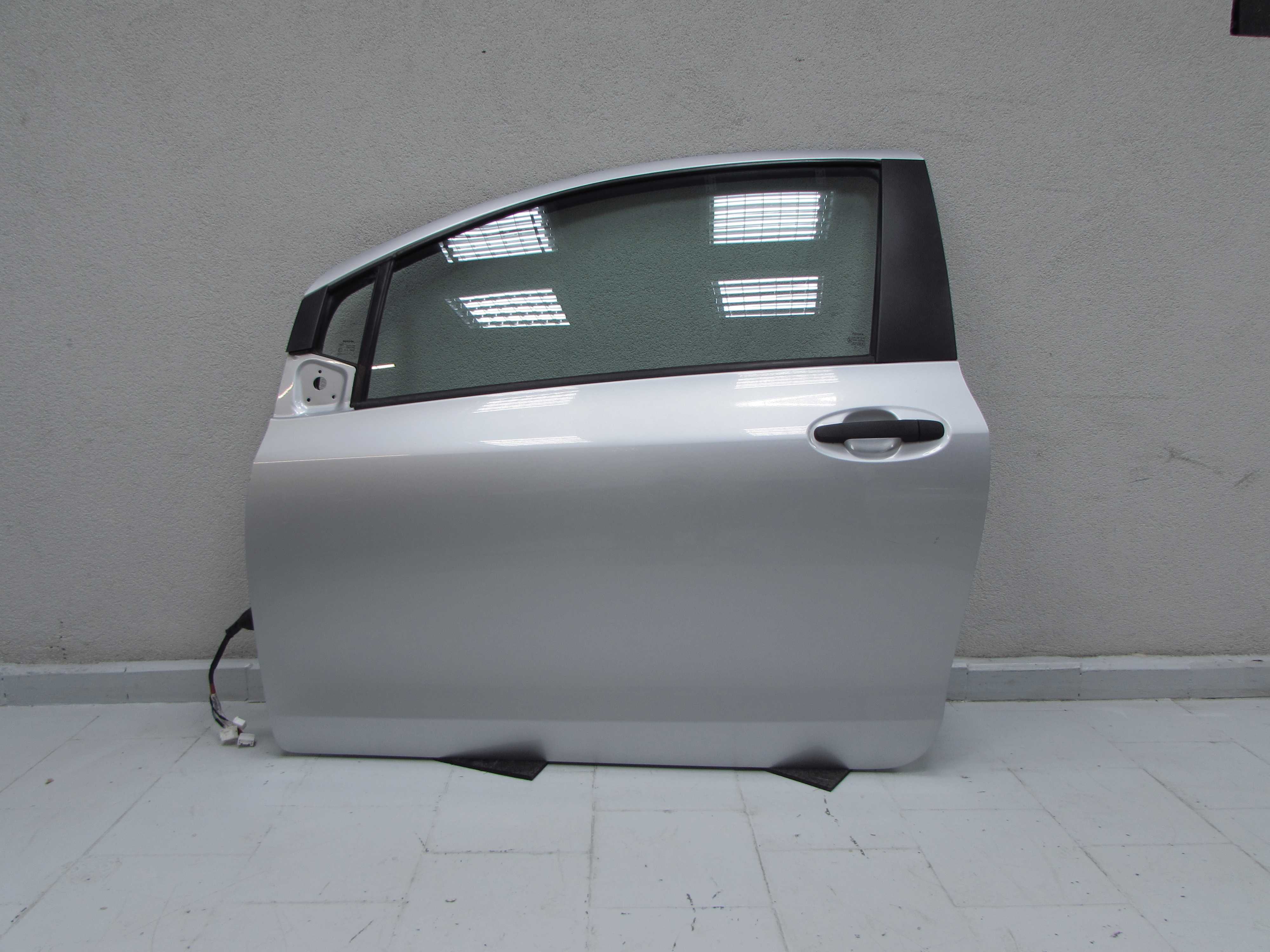 TOYOTA YARIS II LIFT 3D 06-11 DRZWI LEWE PRZOD KPL 1E7