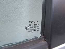 TOYOTA YARIS II LIFT 3D 06-11 DRZWI LEWE PRZOD KPL 1E7