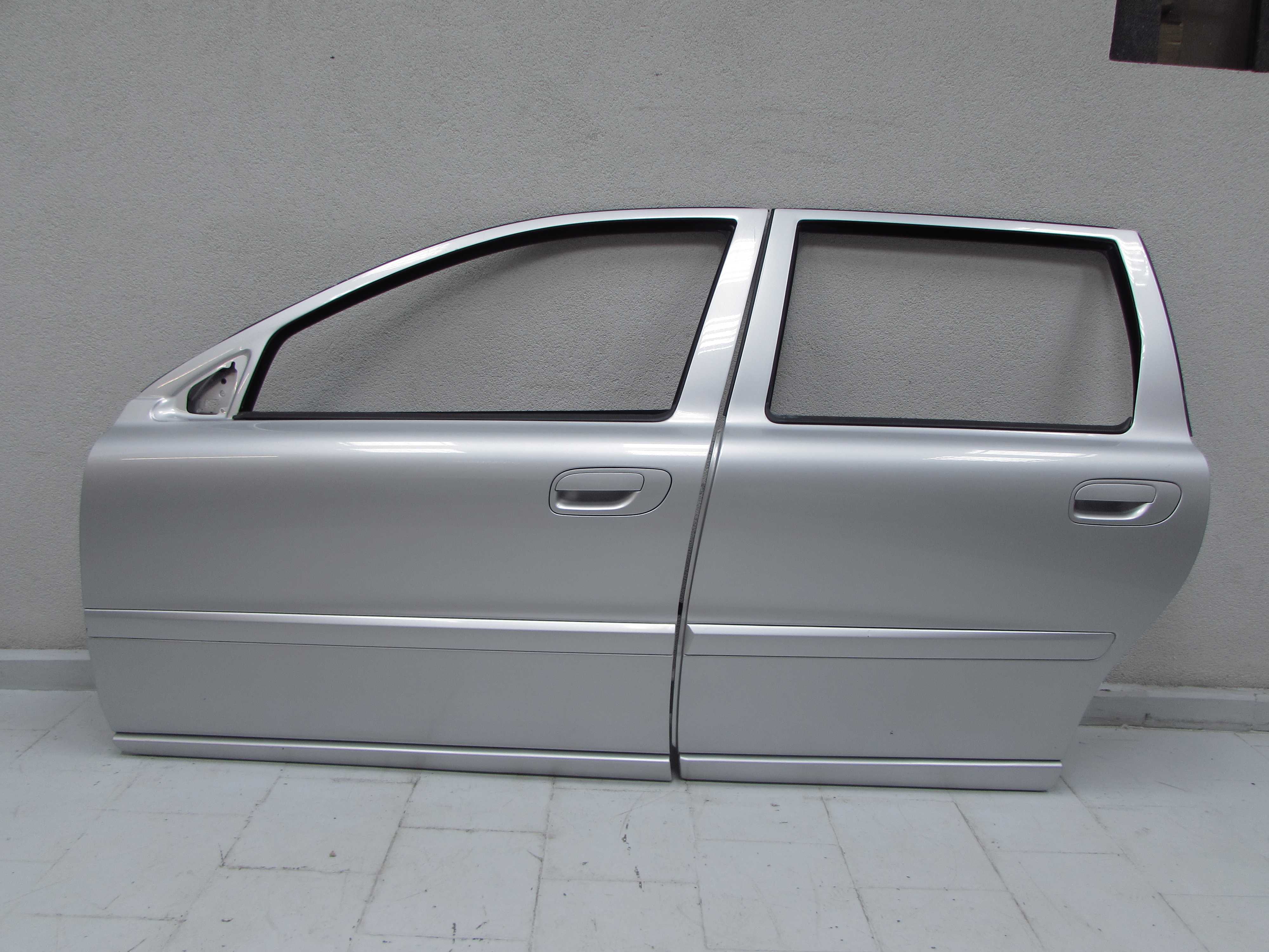 VOLVO S60 V70 II XC70 00-10 DRZWI PRZOD LEWY 426