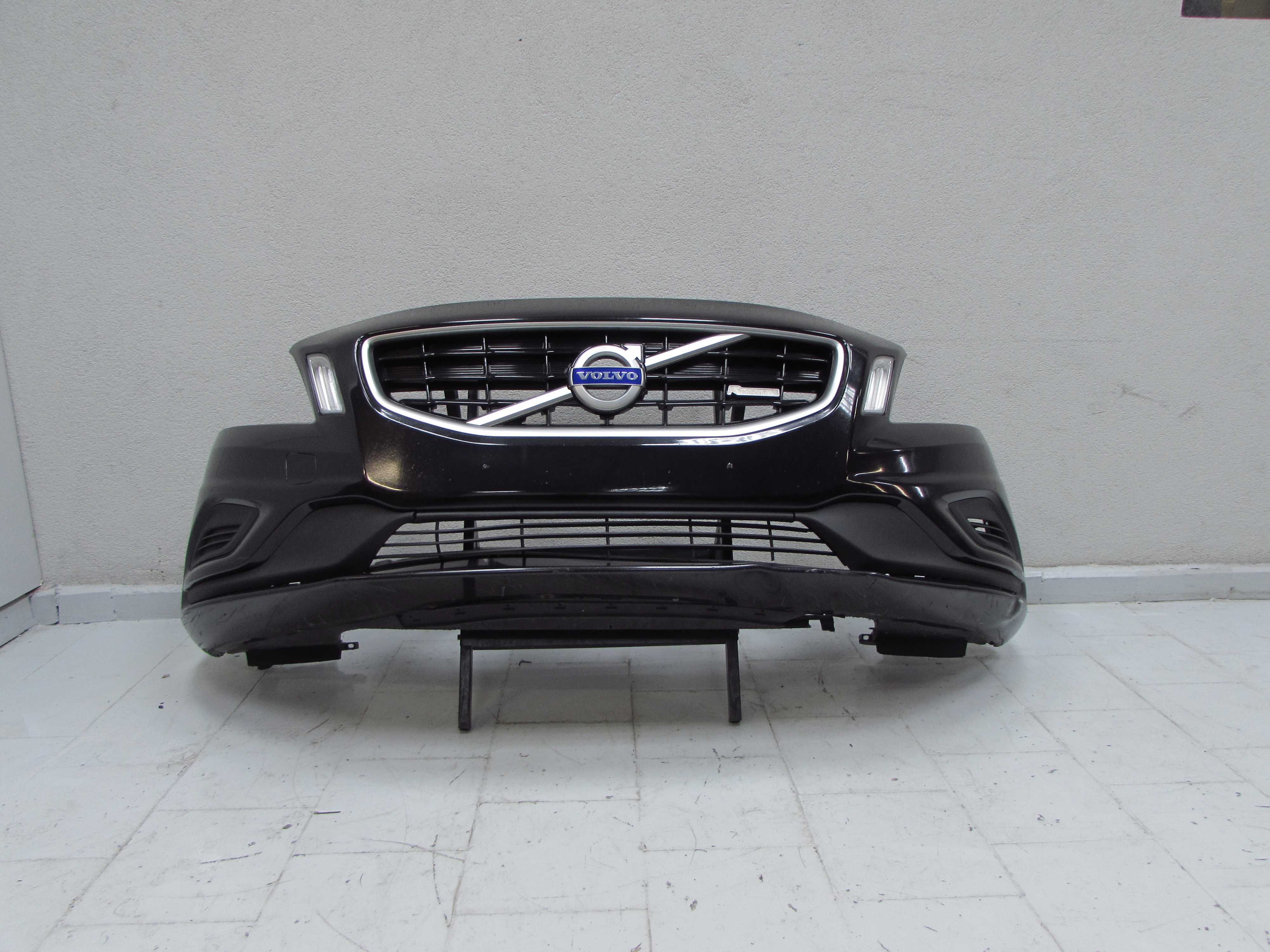 VOLVO S60 II V60 R-DESIGN 10-13 ZDERZAK PRZOD ATRAPA LAMPY 452