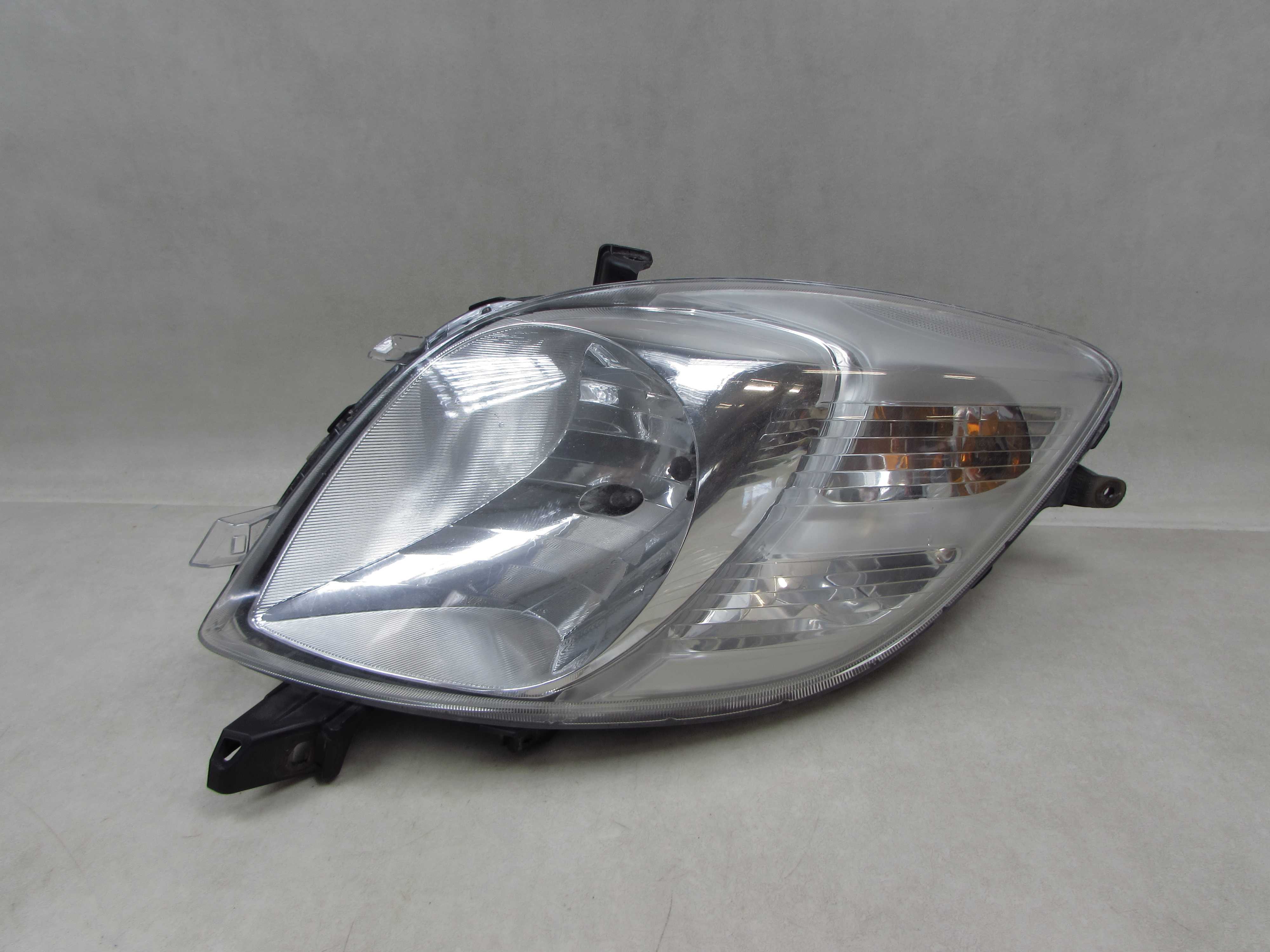 TOYOTA YARIS II LIFT 09-11 LAMPA PRZOD PRAWA REFLEKTOR 89900738 81110-0D130 UK