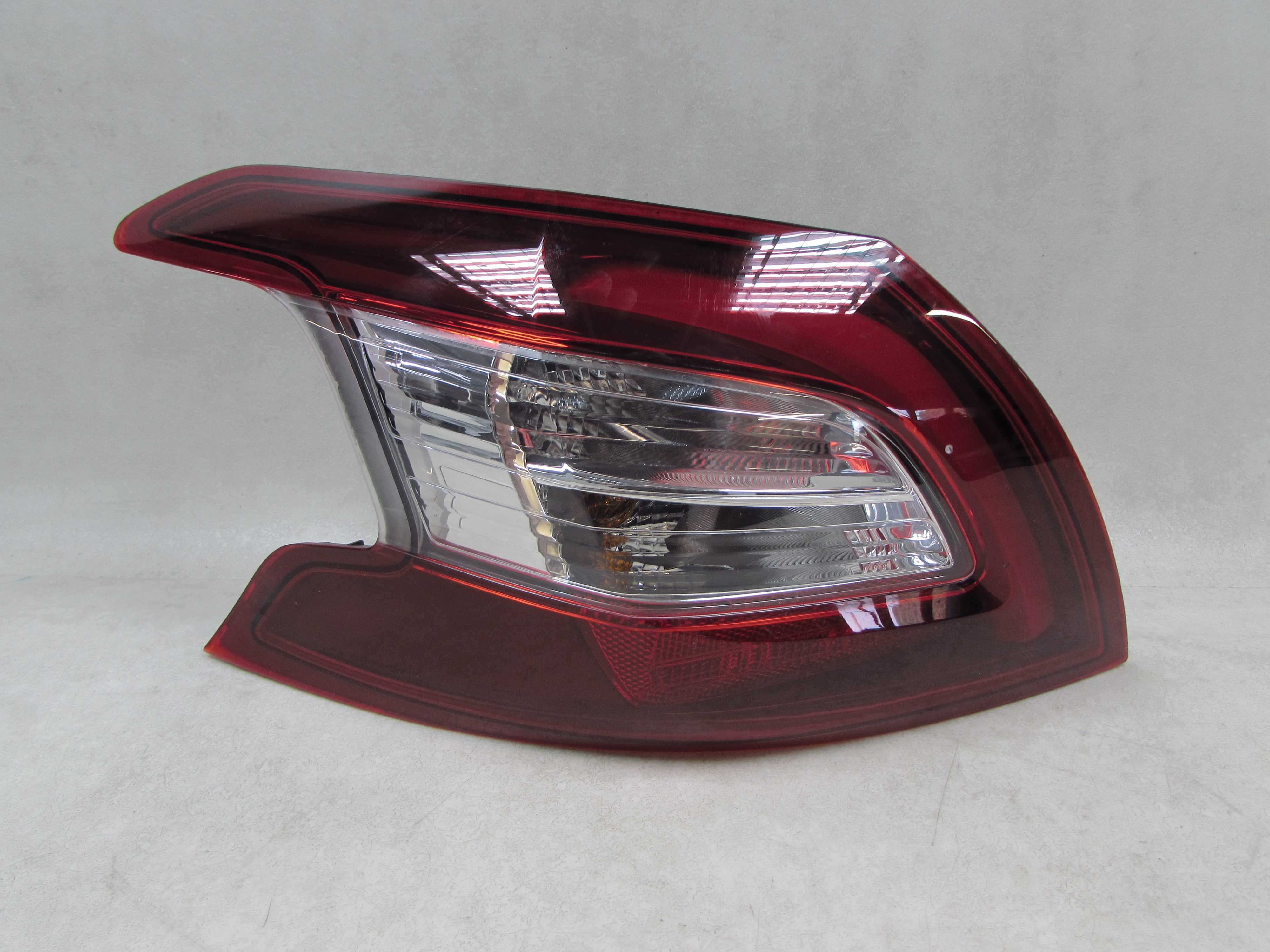 PEUGEOT 308 II T9 HB 13-17 LAMP TYL TYLNA LEWA 9677817680