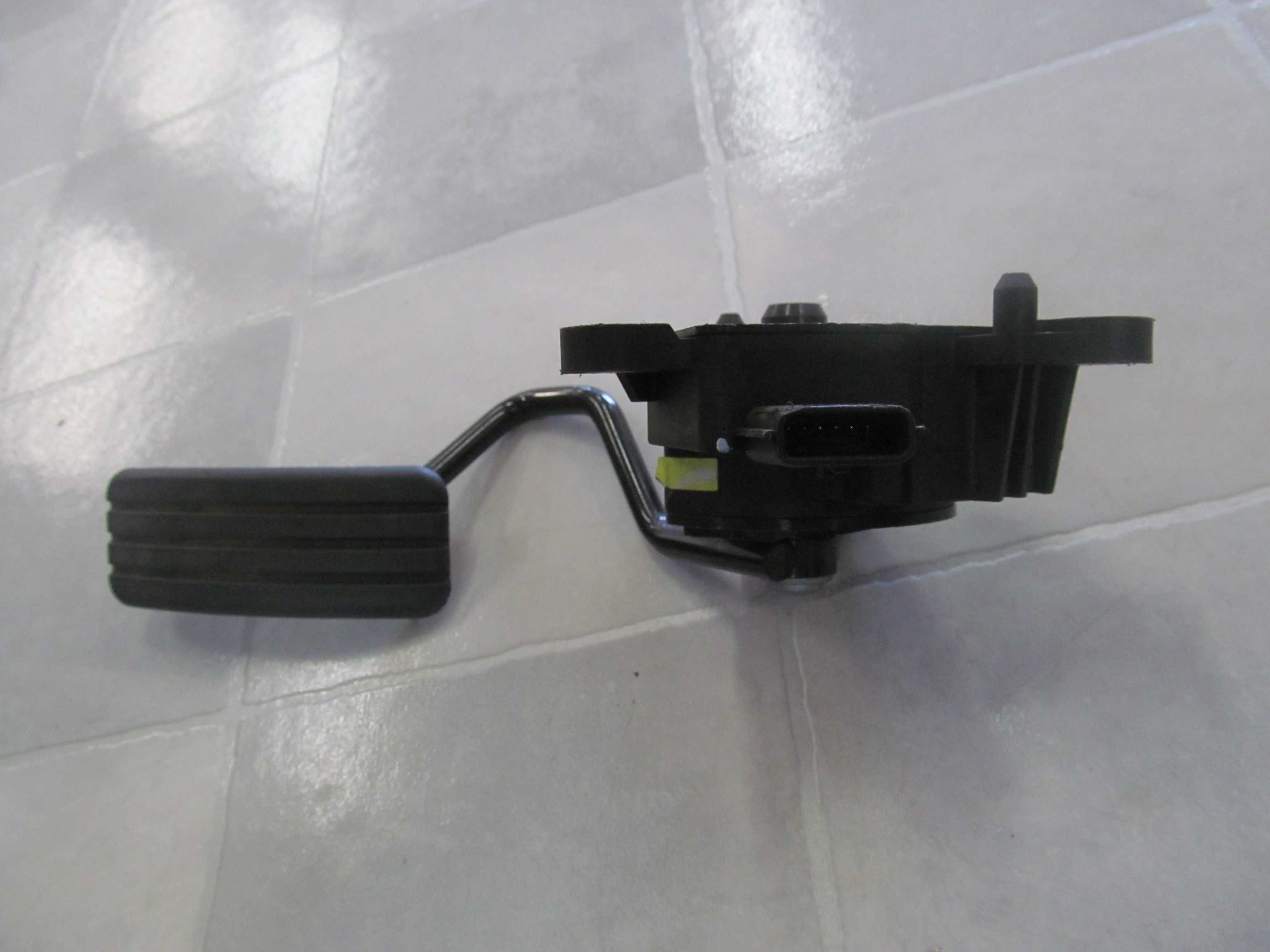 RENAULT CLIO III POTENCJOMETR GAZU 8200297343