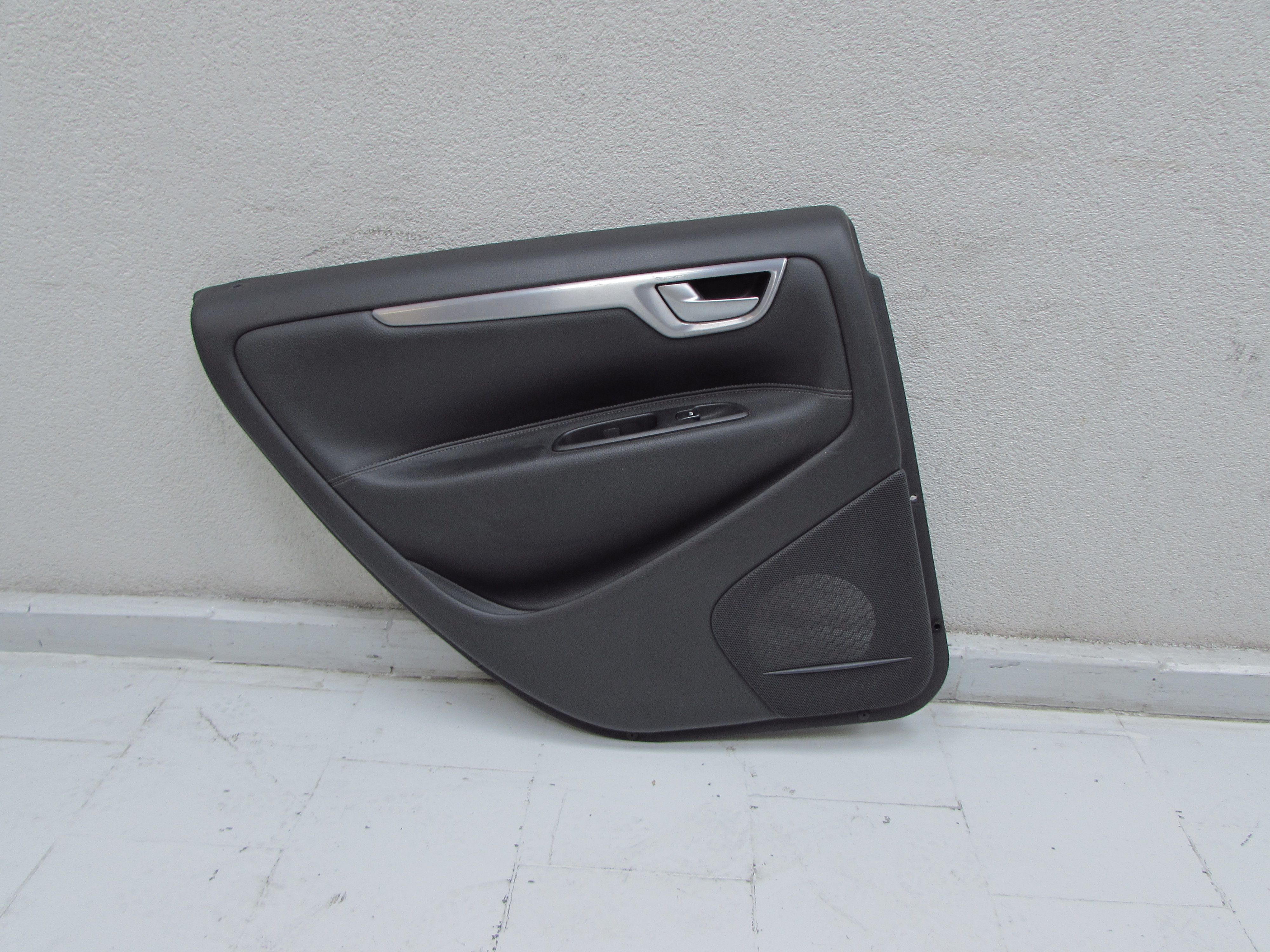 VOLVO V70 II LIFT 04-10 TAPICERKA BOCZEK DRZWI TYL LEWY SKORA 39990919