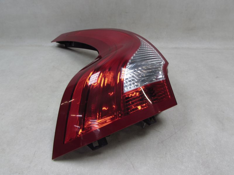 VOLVO XC60 08-17 LAMPA TYL LEWA 89504240