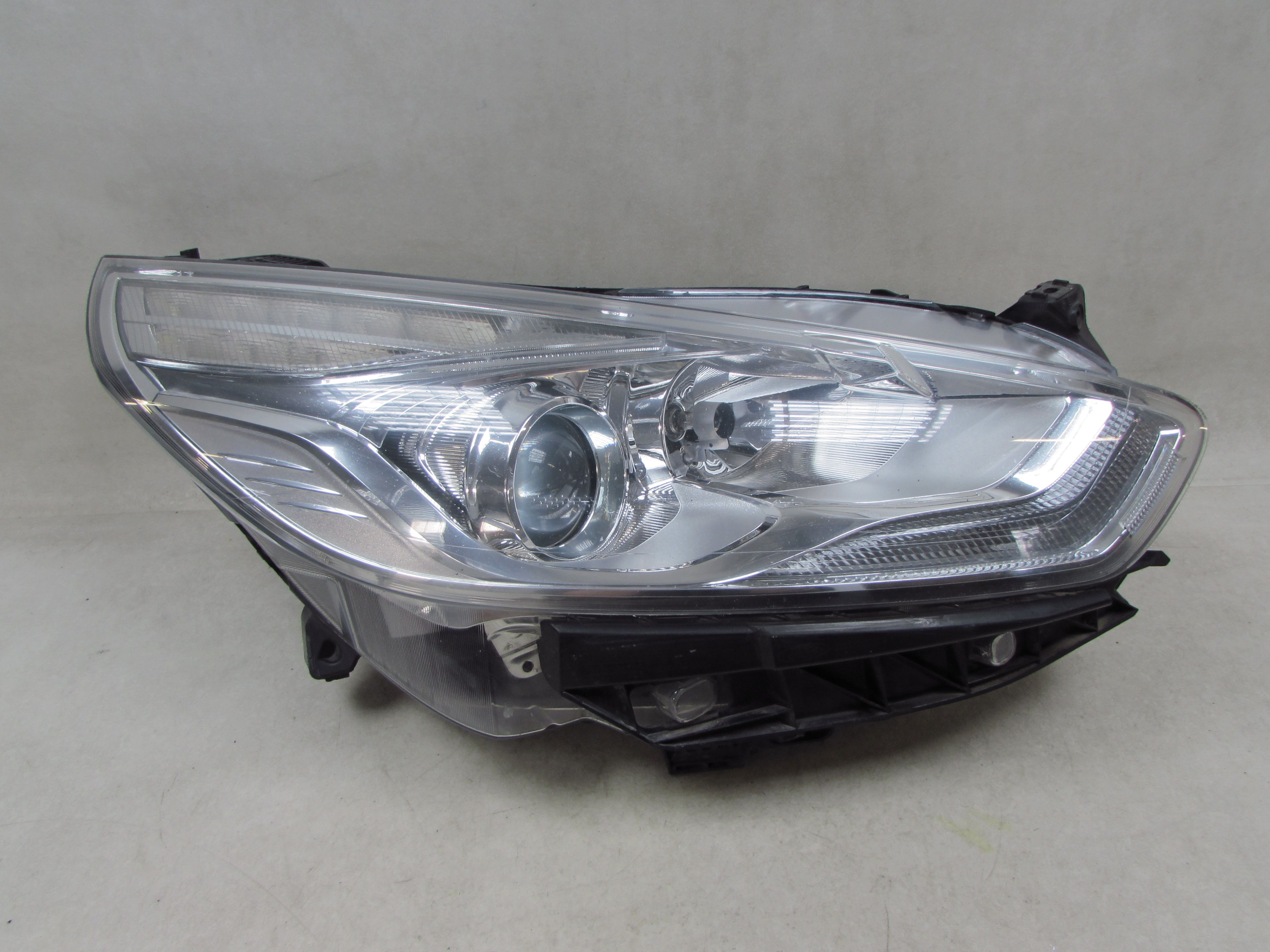 FORD GALAXY MK4 15-23 LAMPA PRZOD REFLEKTOR PRAWY EM2B-13W029-KE UK FORD GALAXY MK4 15-23 LAMPA PRZOD REFLEKTOR PRAWY EM2B-13W029-KE UK